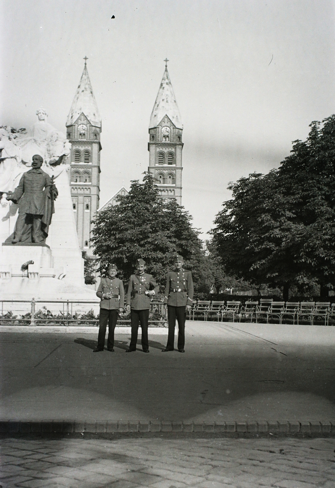 Hungary, Nyíregyháza, Kossuth tér, Kossuth szobor, háttérben a római katolikus székesegyház., 1940, Kókány Jenő, church, sculpture, Fortepan #107470