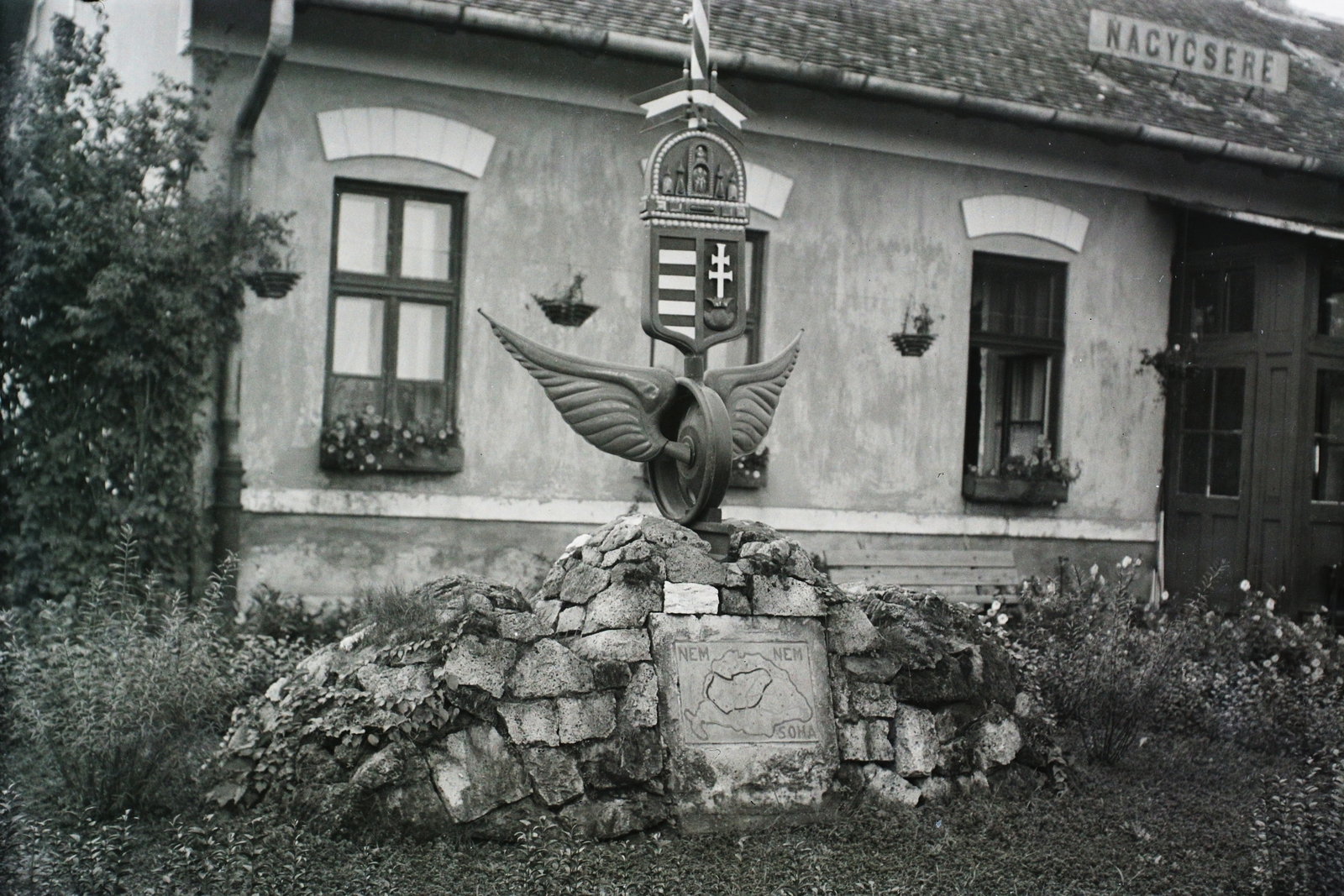 Magyarország, Debrecen, Nagycsere vasútállomás., 1940, Kókány Jenő, MÁV, térkép, címer, vasútállomás, irredentizmus, helységnév tábla, nemzeti jelkép, Fortepan #107474