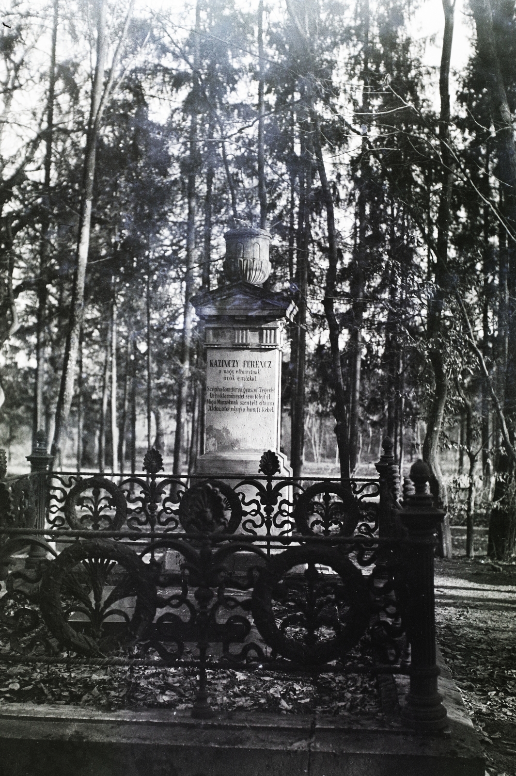 Hungary, Széphalom, Sátoraljaújhely, Kazinczy Ferenc sírja egykori kúriájának kertjében., 1939, Kókány Jenő, Fortepan #107495