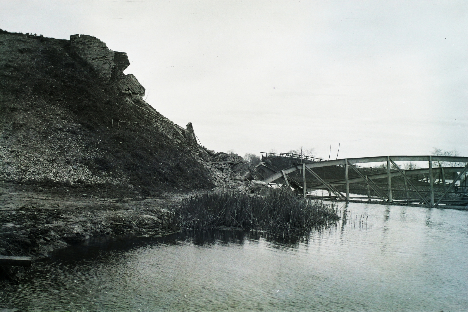 Szerbia, Ferenc-csatorna, jugoszláv csapatok által lerombolt vasúti híd., 1941, Kókány Jenő, hídroncs, Fortepan #107501