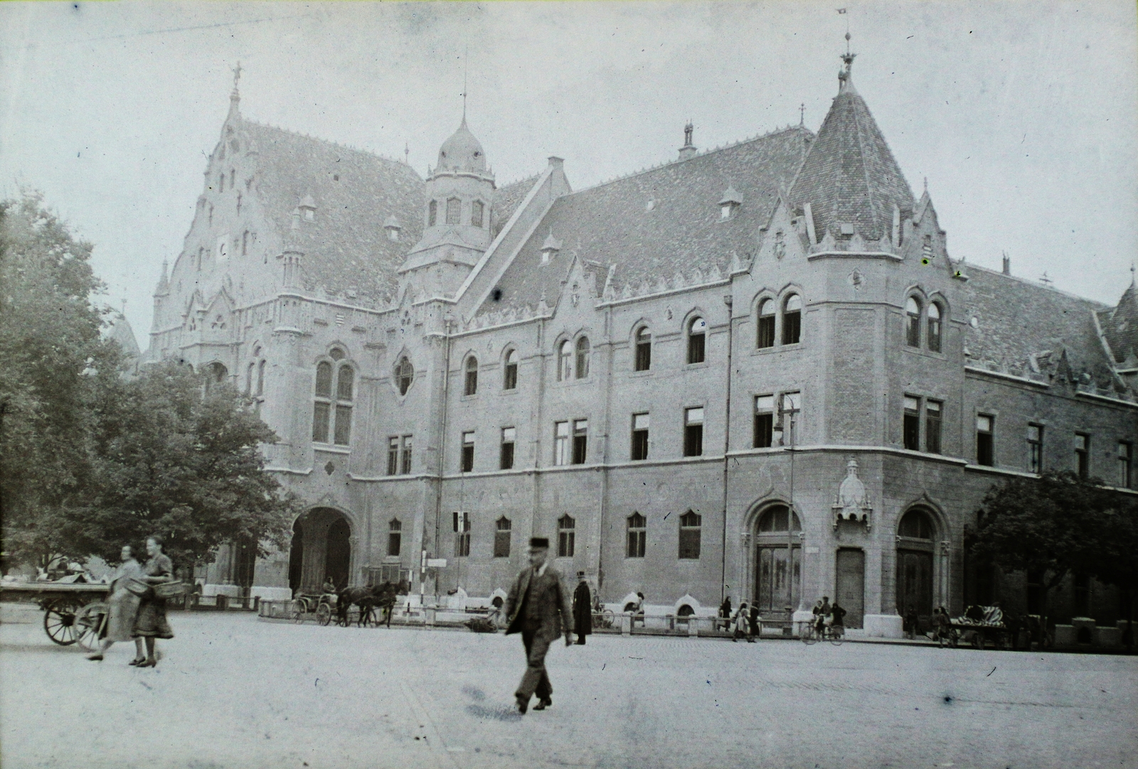 Hungary, Kecskemét, Kossuth tér, Városháza., 1939, Kókány Jenő, bicycle, pedestrian, street view, genre painting, architecture, Secession, Ödön Lechner-design, fiacre, Gyula Pártos-design, Fortepan #107510