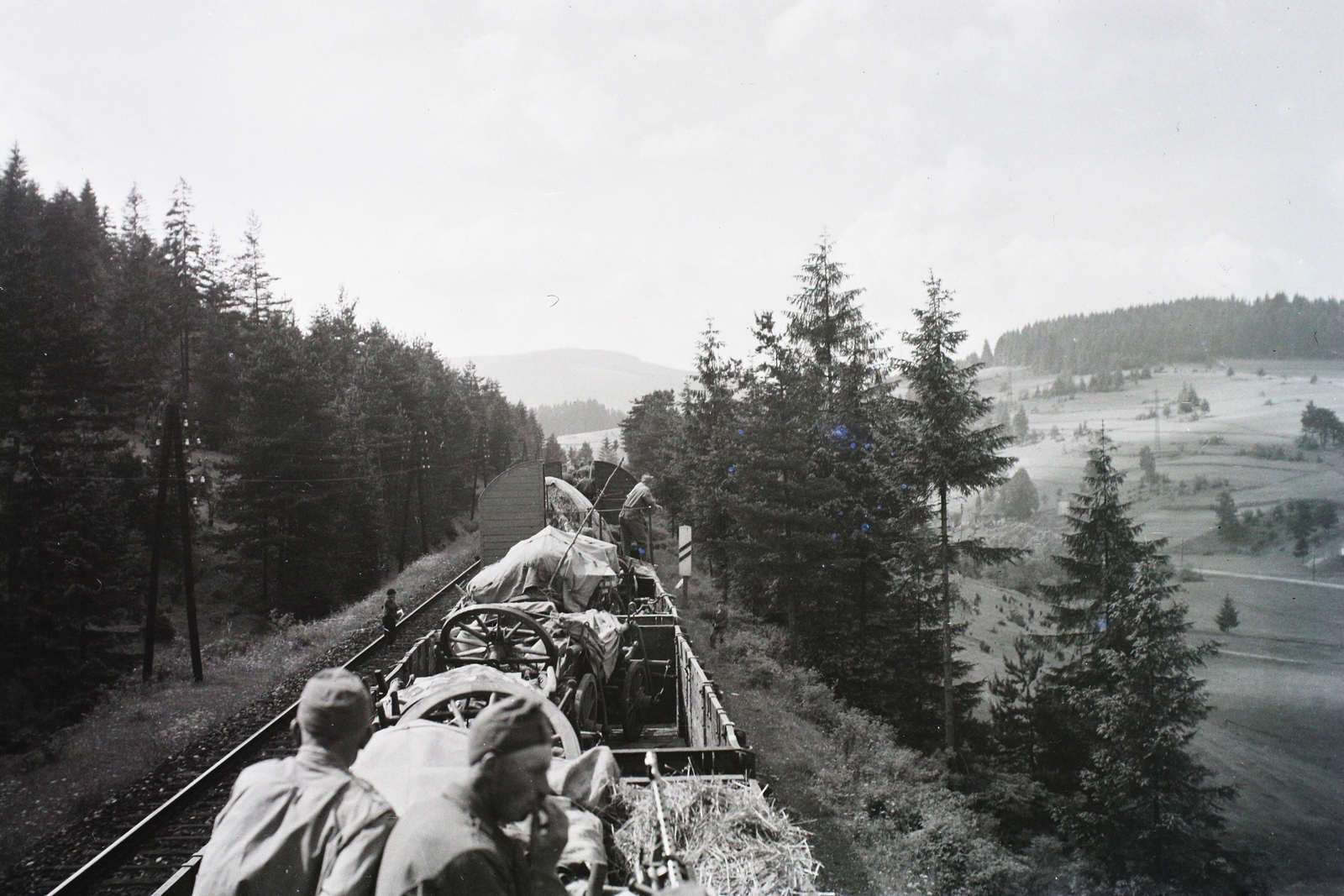 Szlovákia, Fenyvesszoros, katonai felszerelést szállító szerelvény várakozik a cseh határ közelében., 1942, Kókány Jenő, vasúti szerelvény, Fortepan #107515