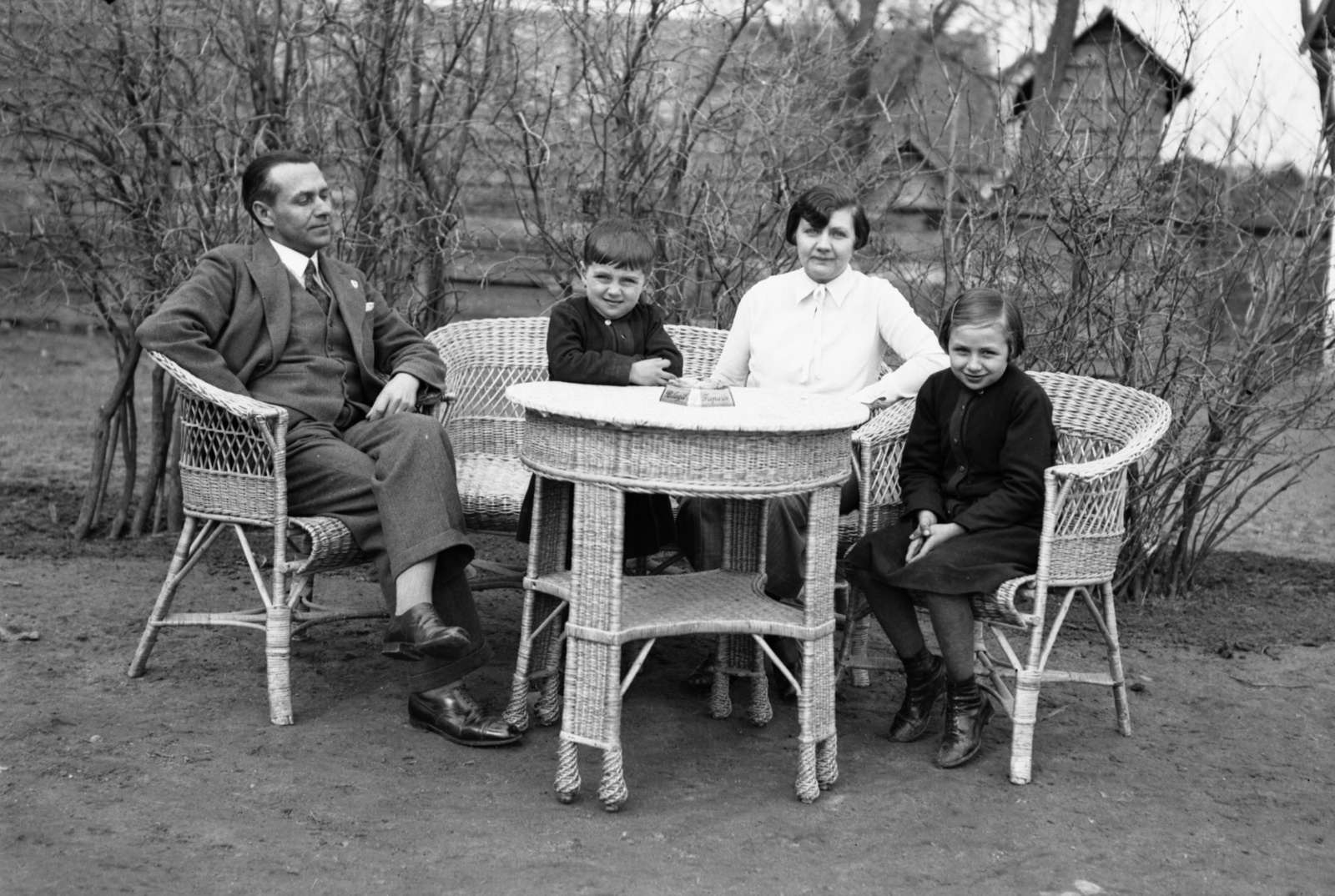 1939, Kókány Jenő, family, garden, wicker chair, tableau, garden furniture, Fortepan #107517