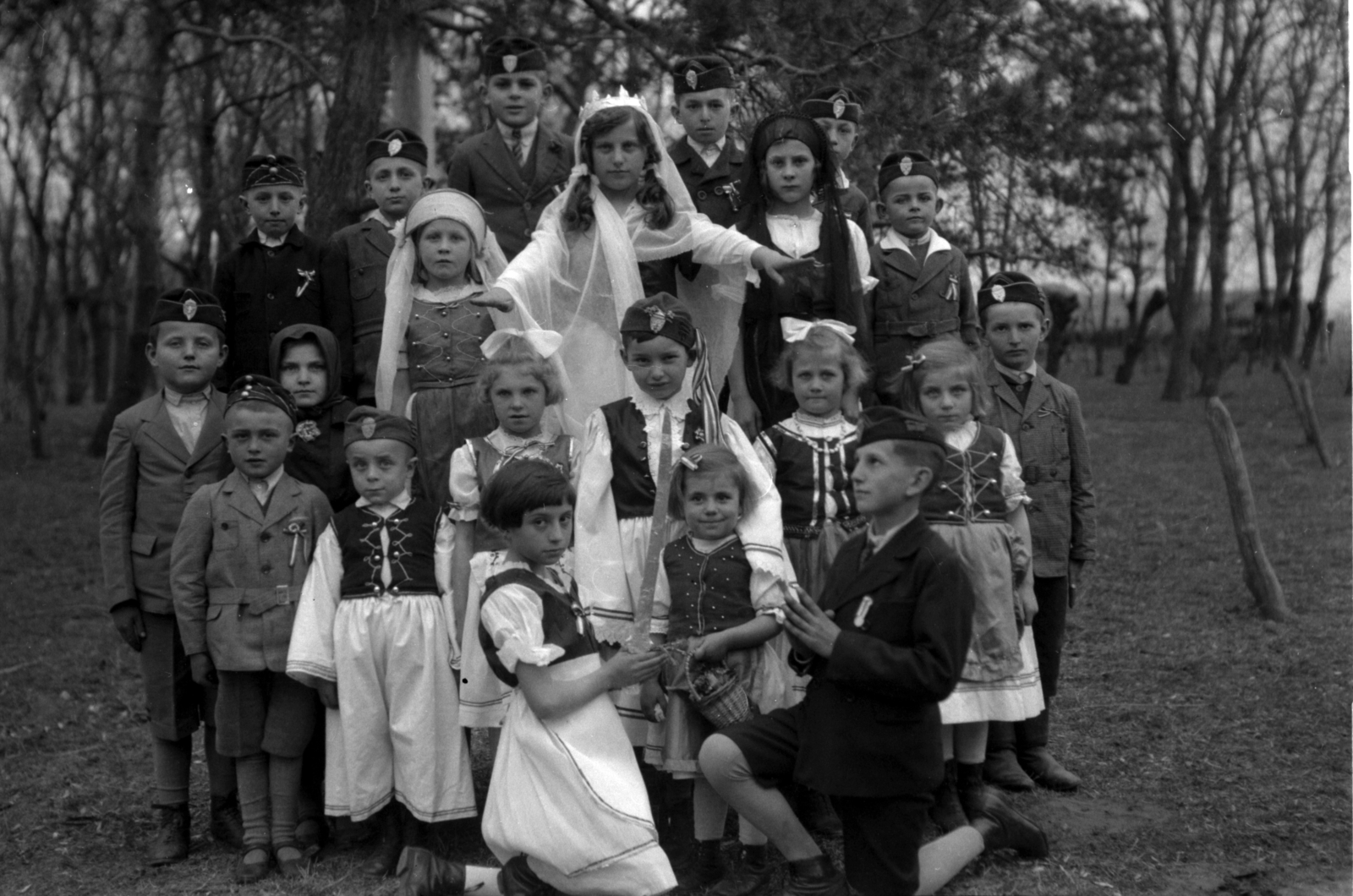 1939, Kókány Jenő, csoportkép, jelmez, népviselet, gyerekek, diáksapka, masni, játék, Fortepan #107525