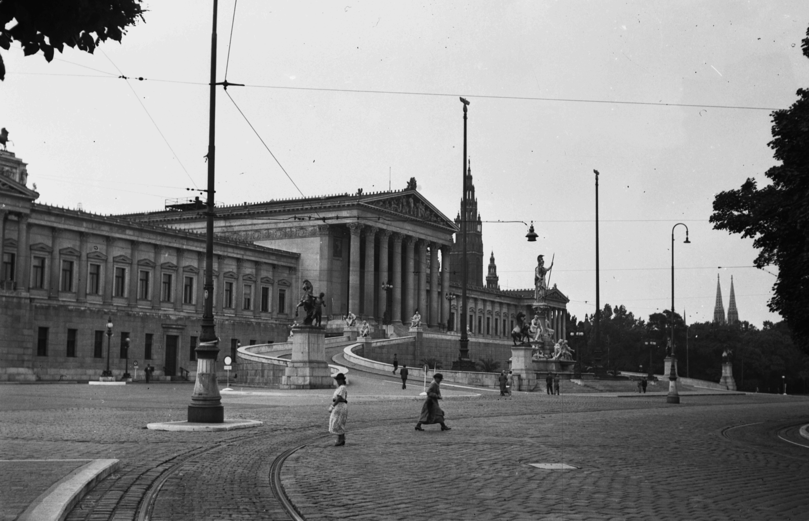 Austria, Vienna, Dr. Karl Renner-Ring, Parlament, háttérben a Városháza (Rathaus), jobbra a Votivkirche tornyai., 1942, Kókány Jenő, parliament, Neoclassical architecture, horse-breaker portrayal, Athena-portrayal, Theophil Hansen-design, Fortepan #107527