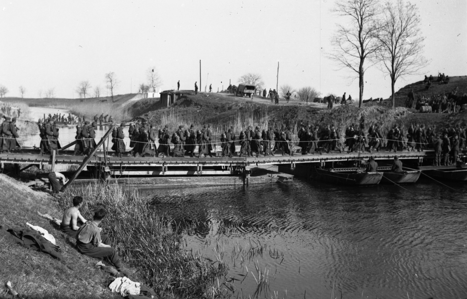 Serbia, befejezetlen jugoszláv bunker. A felvétel a magyar csapatok délvidéki hadművelete idején készült., 1941, Kókány Jenő, soldier, pontoon bridge, Fortepan #107528