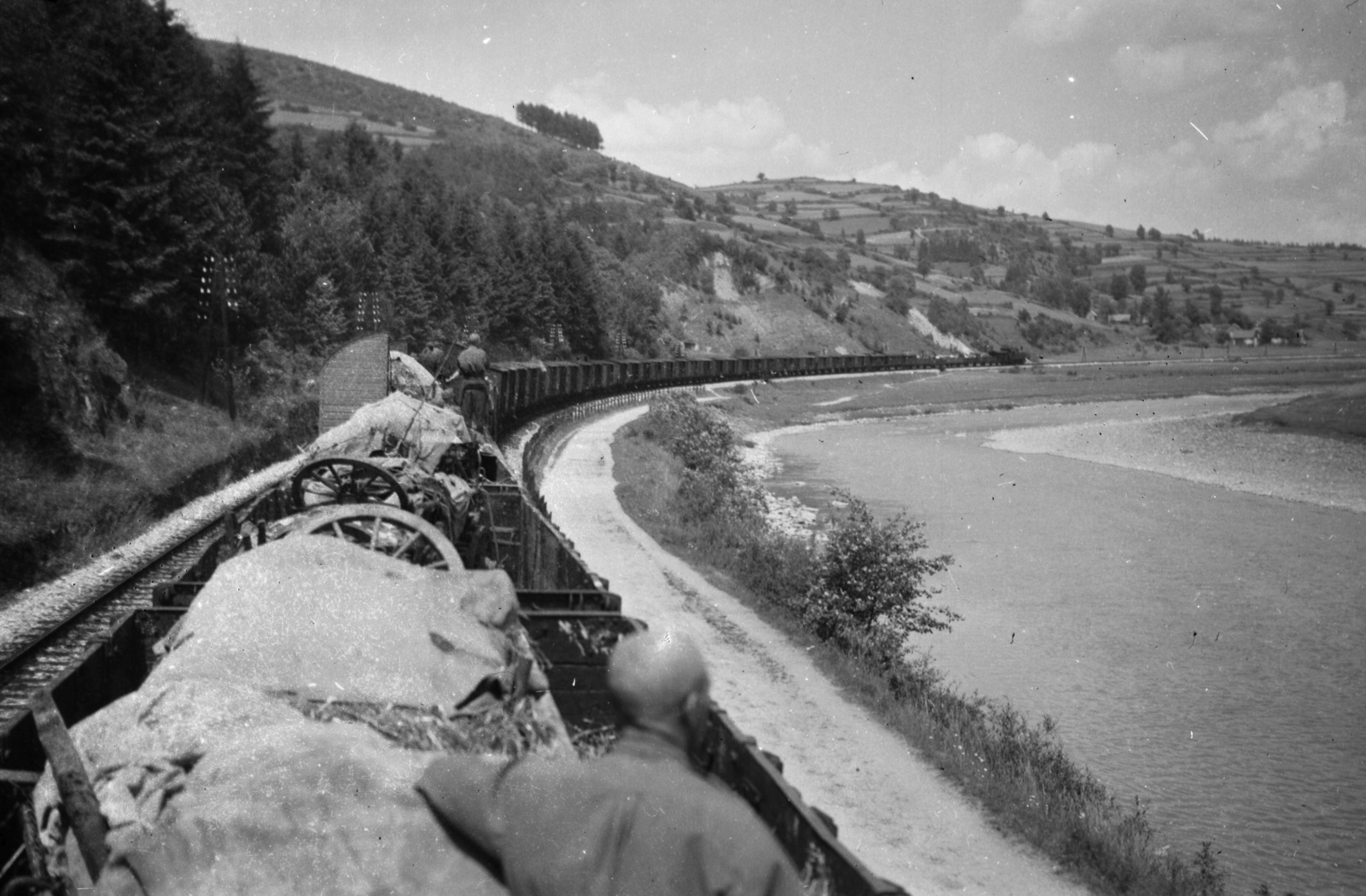 Slovakia, katonai felszerelést szállító szerelvény útban a cseh határ felé., 1942, Kókány Jenő, railway, river, Fortepan #107532