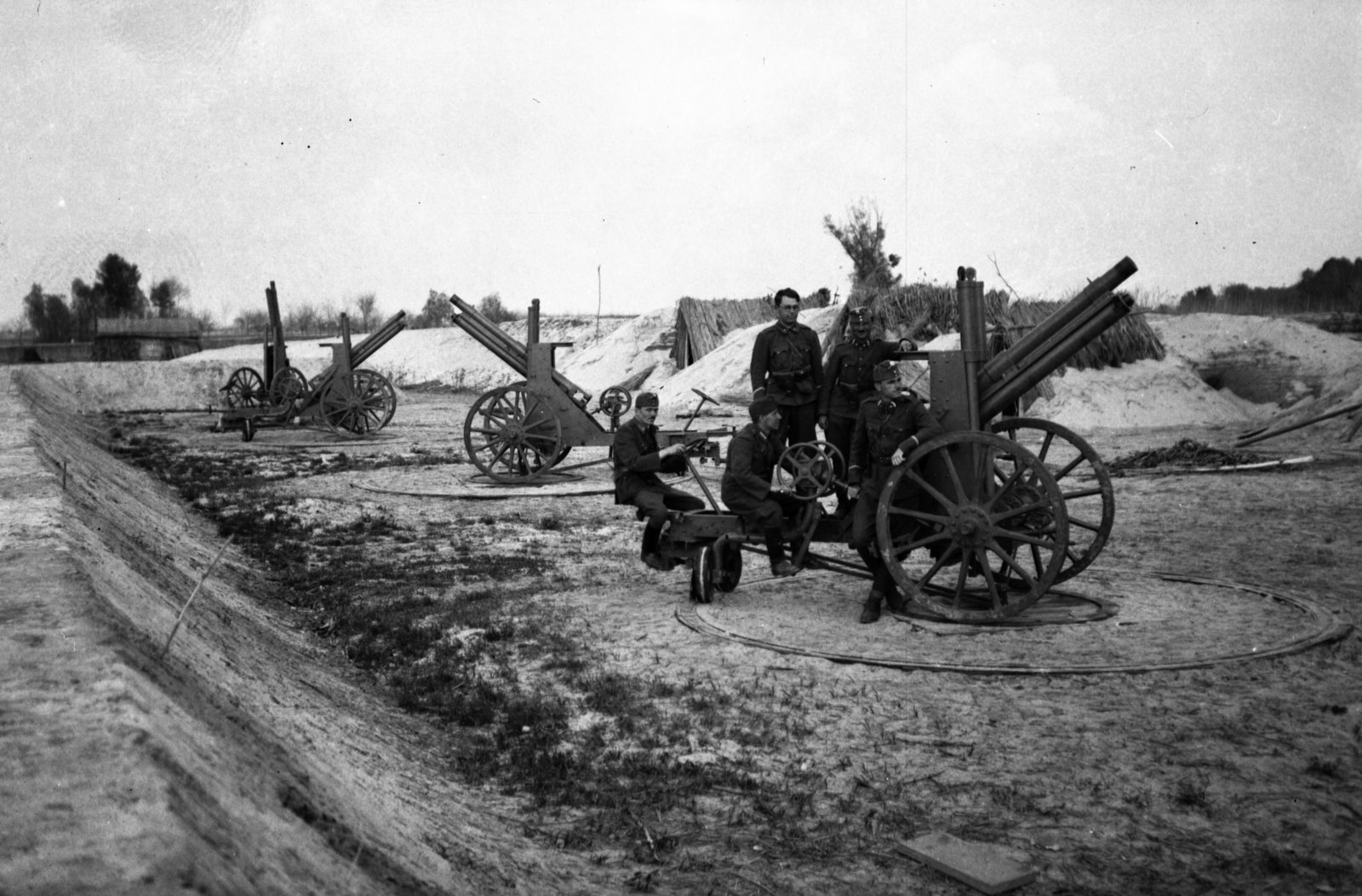 Szerbia, jugoszláv légvédelmi lövegek. A felvétel a 3. magyar hadsereg délvidéki hadművelete idején készült., 1941, Kókány Jenő, Fortepan #107542