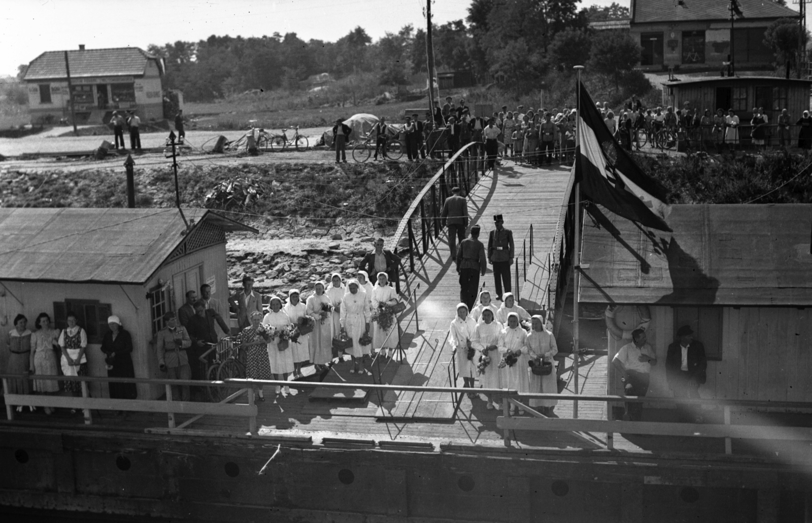 Magyarország, Duna-parti kikötő a a kórházhajóvá átalakított Uránus lapátkerekes gőzhajó fedélzetéről nézve., 1942, Kókány Jenő, Fortepan #107548