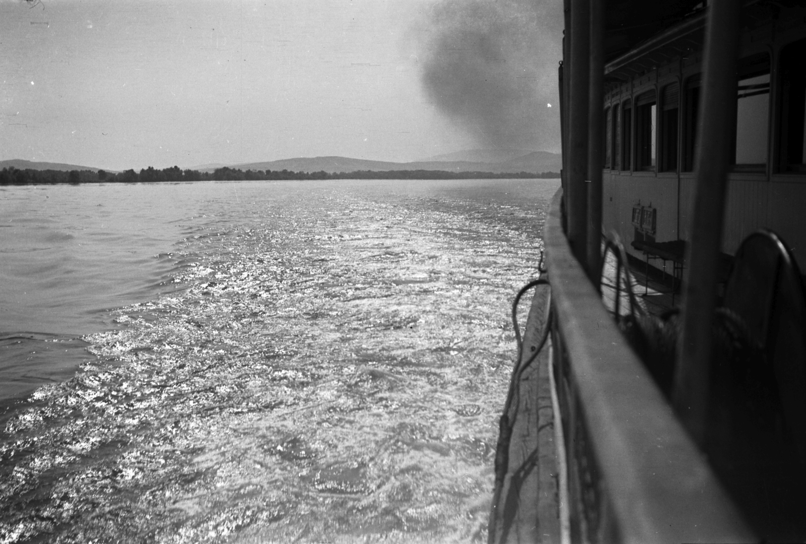 Magyarország, Esztergom, a kórházhajóvá átalakított Uránus lapátkerekes gőzhajó a Dunán., 1942, Kókány Jenő, Uranus hajó, Fortepan #107554