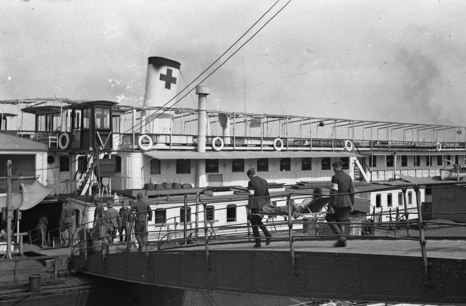 Hungary,Austria, a kórházhajóvá átalakított Uránus lapátkerekes gőzhajó Bécs és Budapest között a Dunán., 1942, Kókány Jenő, Fortepan #107563