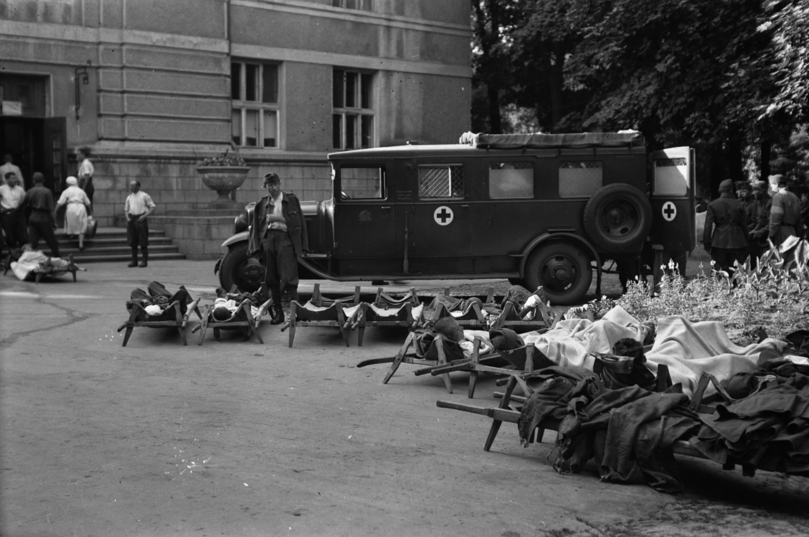 1942, Kókány Jenő, Ford-brand, ambulance, barrow, Fortepan #107564