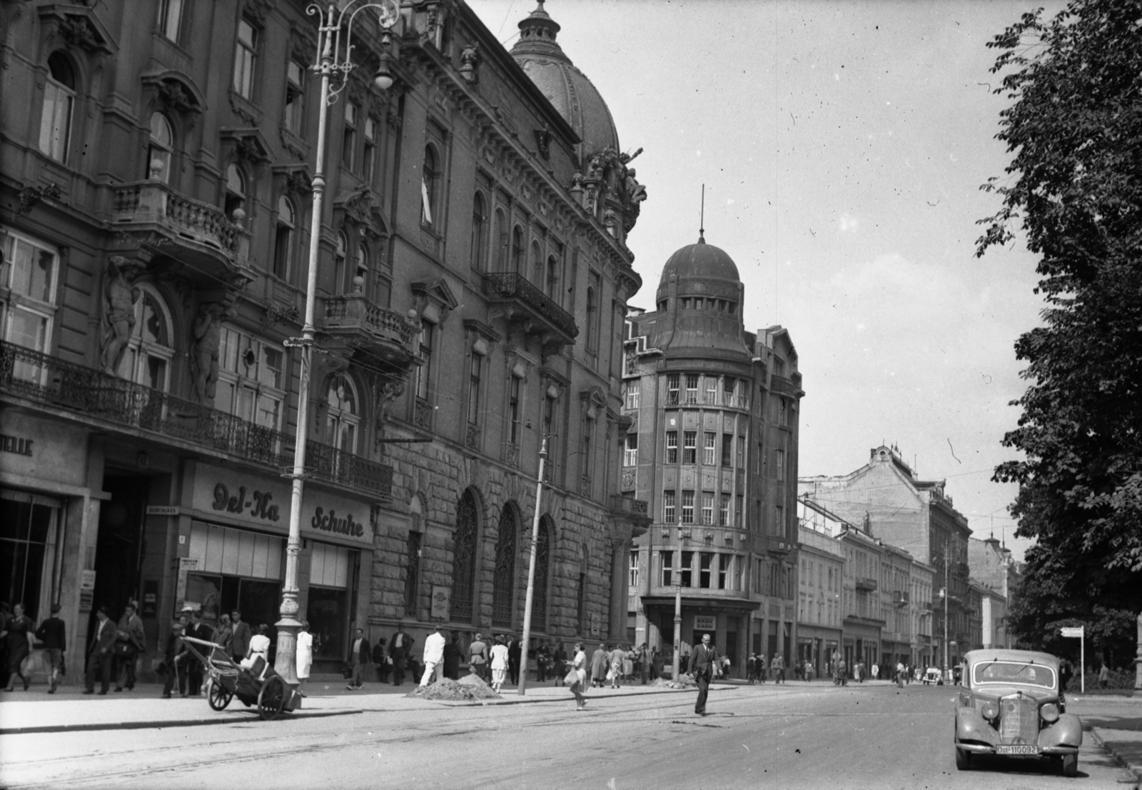 Ukraine, Lviv, Szvobodi sugárút (Adolf Hitler Platz), balra a Hnatyuk utca., 1942, Kókány Jenő, Fortepan #107593