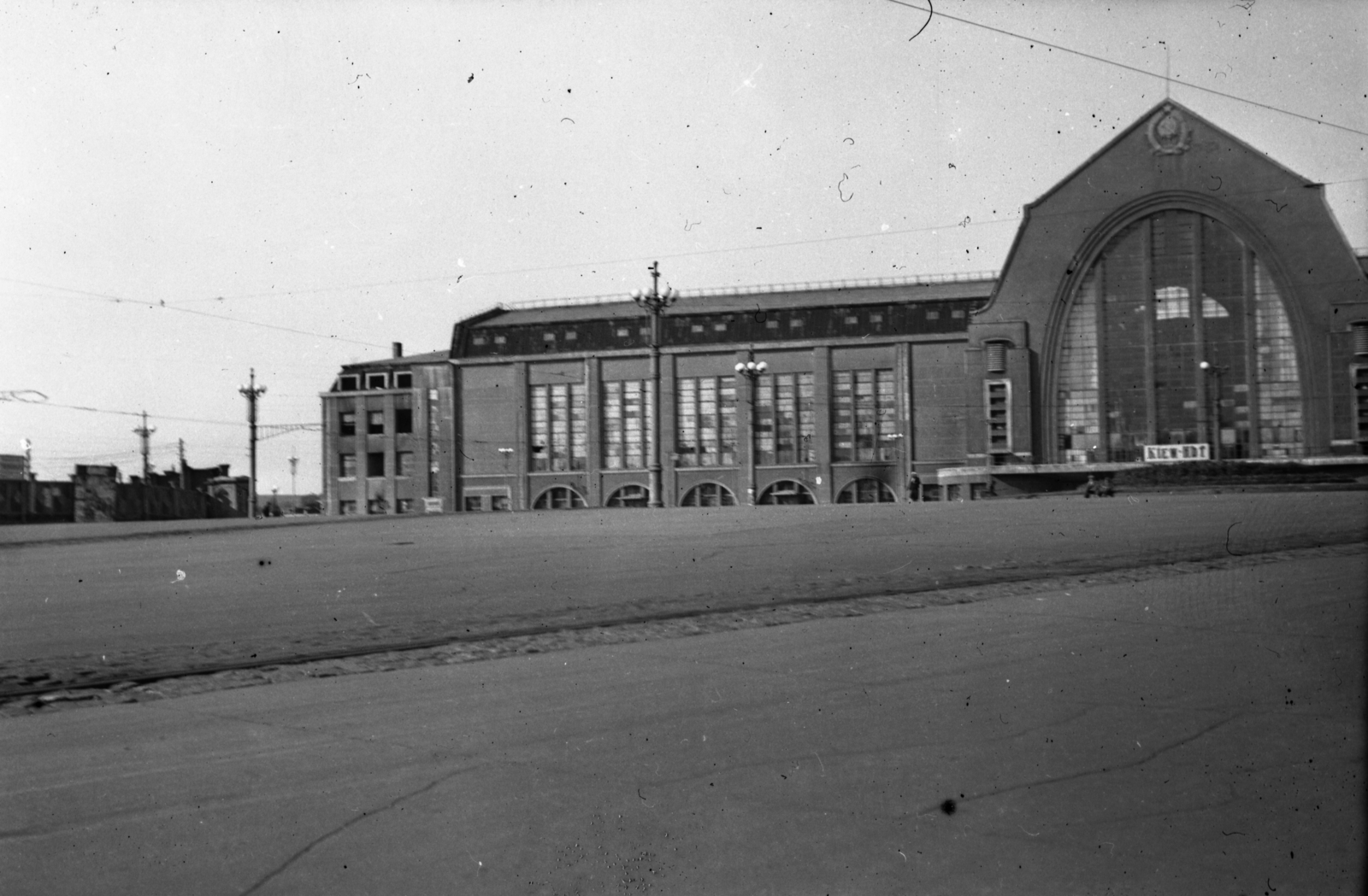 Ukraine, Kyiv, vasútállomás., 1942, Kókány Jenő, train station, train station, place-name signs, Alexander Matveyevich Verbitsky-design, Fortepan #107598