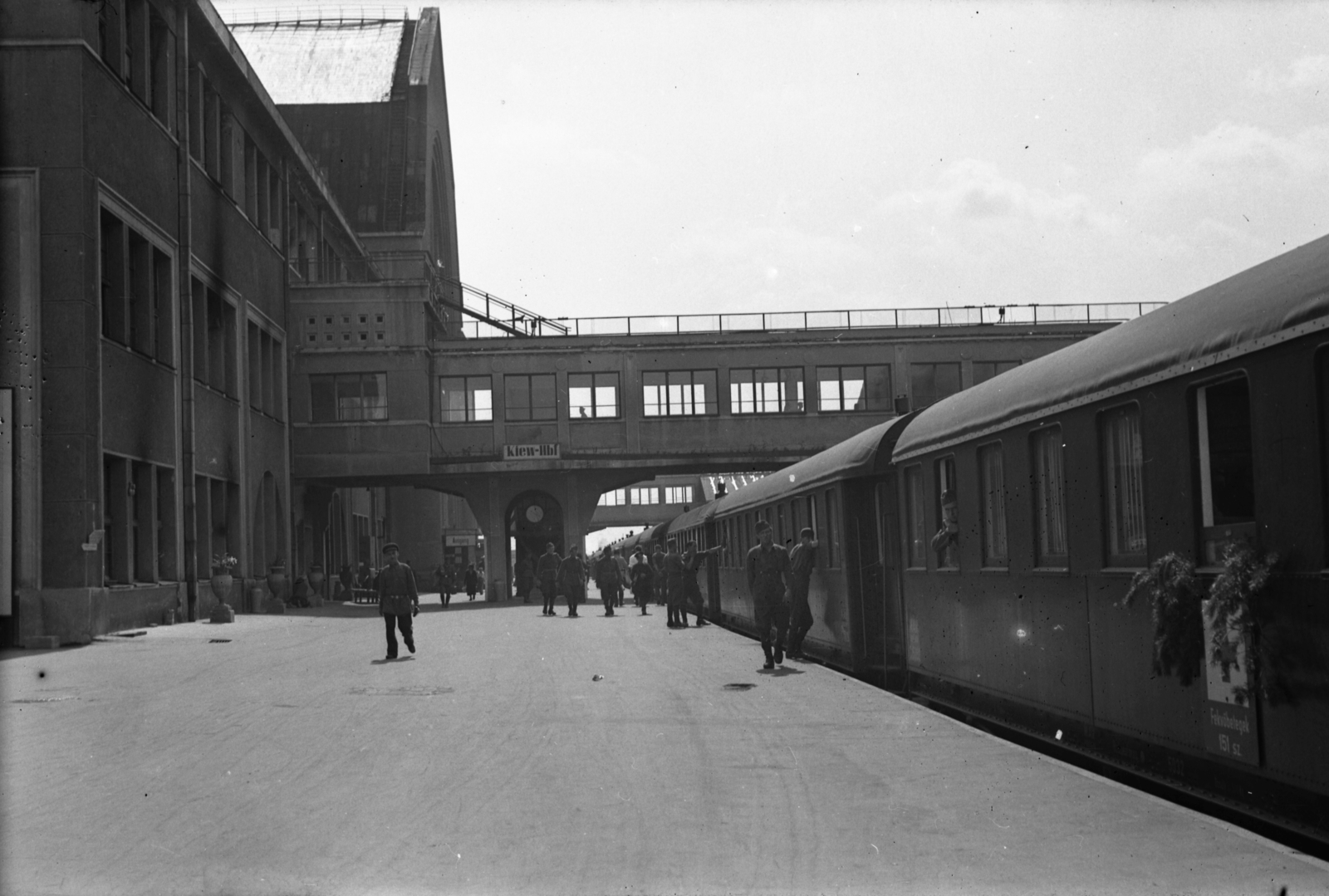 Ukraine, Kyiv, vasútállomás., 1942, Kókány Jenő, railway, soldier, train station, train station, place-name signs, Alexander Matveyevich Verbitsky-design, Fortepan #107599