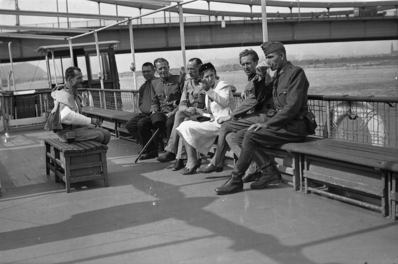 Austria, Vienna, a kórházhajóvá átalakított Uránus lapátkerekes gőzhajó a Dunán, háttérben a Reichsbrücke., 1942, Kókány Jenő, Fortepan #107602