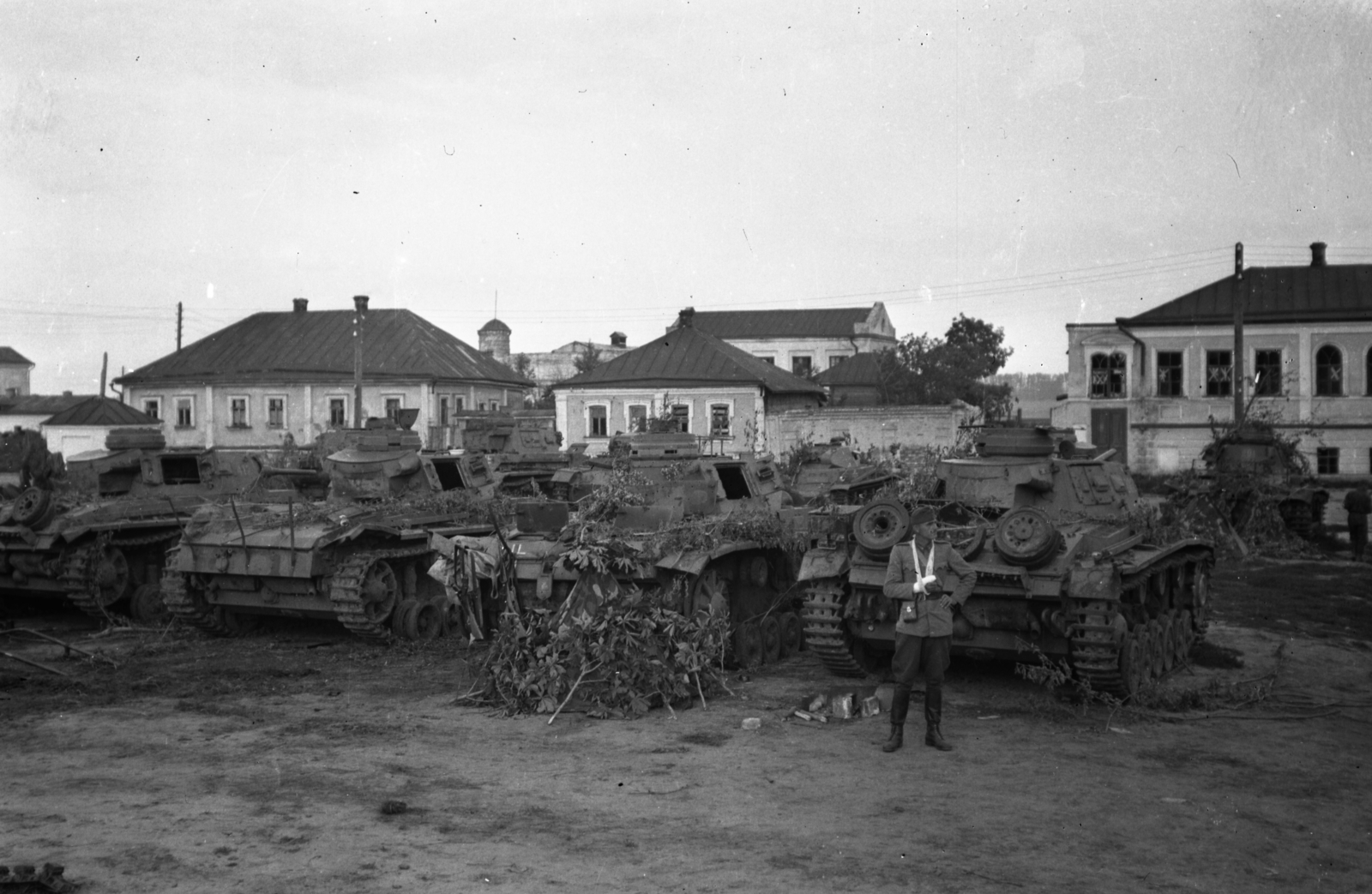 Russia, Rylsk, 1942, Kókány Jenő, Gerrman brand, tank, wreck, wounded, Fortepan #107603