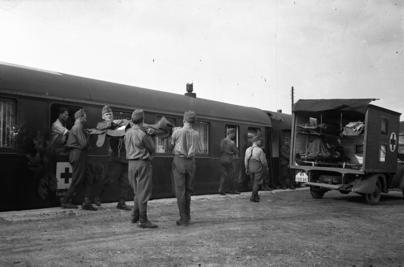 a felvétel a 151-es számú vöröskeresztes kórházvonat fekvőbetegeket szállító vagonja előtt készült., 1942, Kókány Jenő, ambulance, hospital-train, Fortepan #107615