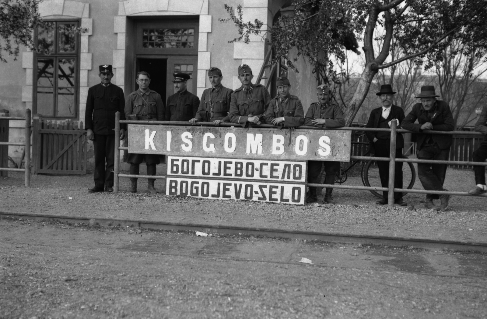 Serbia, Bogojevo, Kisgombos vasútállomás., 1941, Kókány Jenő, train station, place-name signs, multilingual sign, Fortepan #107662