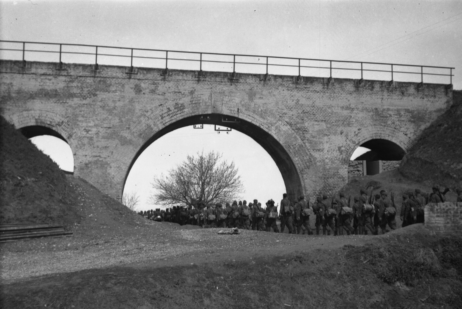 Serbia, Kula, vasúti átjáró az ulica Maršala Tita (Árpád út)-nál. A felvétel a 3. magyar hadsereg délvidéki hadművelete idején készült., 1941, Kókány Jenő, railway bridge, Fortepan #107663