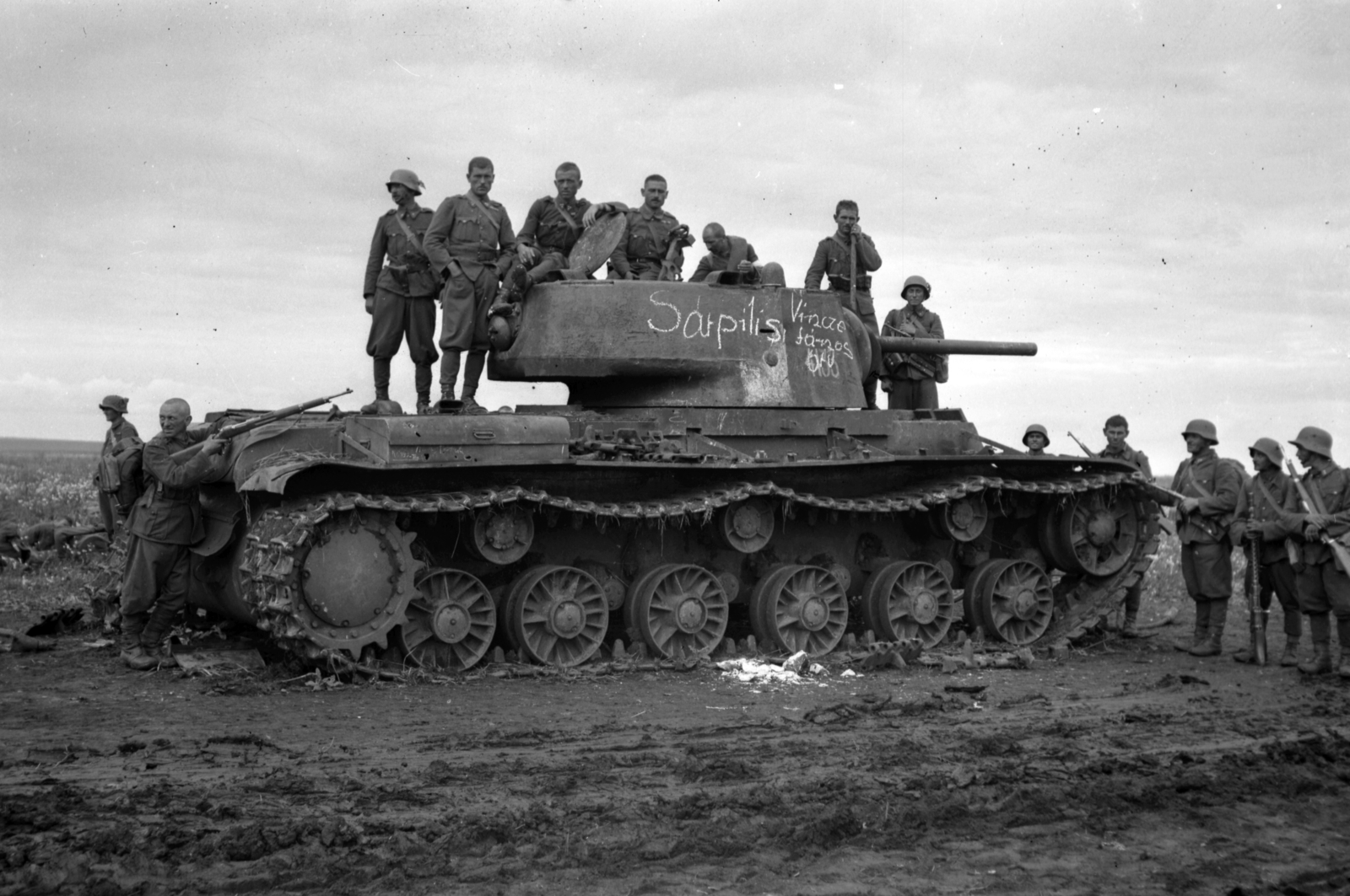 Szovjet gyártmányú KV-1 típusú nehéz harckocsi a szovjet fronton., 1941, Kókány Jenő, szovjet gyártmány, harckocsi, járműroncs, Kliment Voroshilov KV-1, keleti front, Fortepan #107675