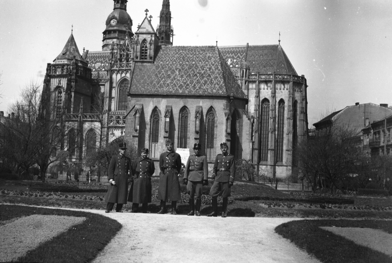 Szlovákia, Kassa, Szabadság tér (Námestie slobody), Szent Erzsébet-főszékesegyház (Dóm), előtte a Szent Mihály-templom., 1939, Kókány Jenő, templom, katolikus, kápolna, gótika, székesegyház, csúcsív, Fortepan #107685