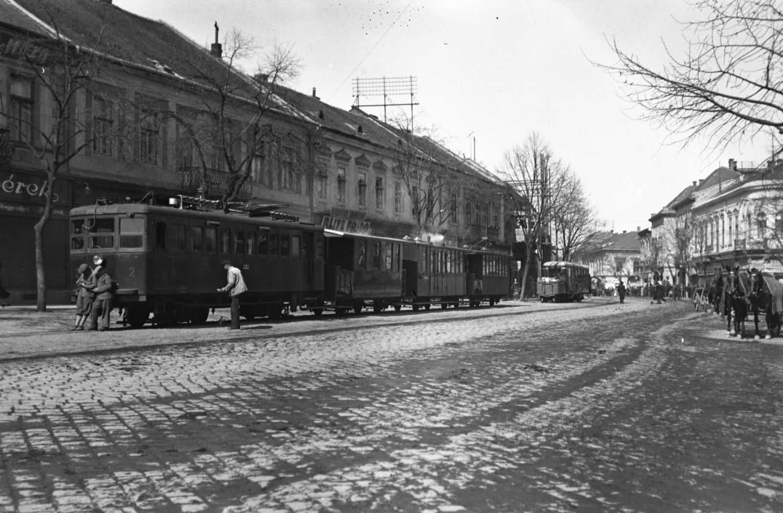 Hungary, Sátoraljaújhely, Kossuth tér, a Hegyközi Kisvasút szerelvénye., 1939, Kókány Jenő, narrow-gauge railway, Fortepan #107695