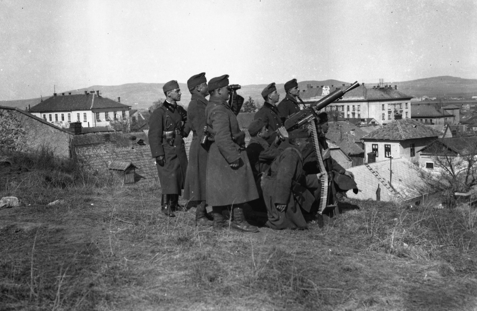 Hungary, Sátoraljaújhely, gyakorlatozó katonák a Honvéd utca környékén, háttérben jobbra a Zója Kollégium., 1939, Kókány Jenő, machine gun, Schwarzlose-brand, air defense, "Bocskai" side cap, Fortepan #107705