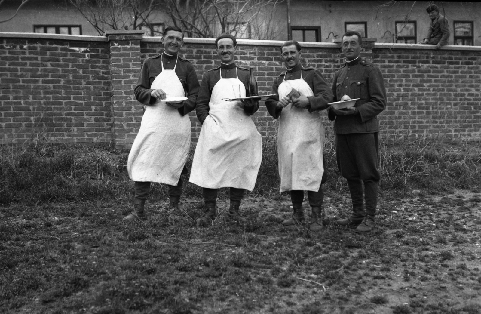 1939, Kókány Jenő, csoportkép, katona, kötény, leselkedő, kakukktojás, kenyér, Fortepan #107707