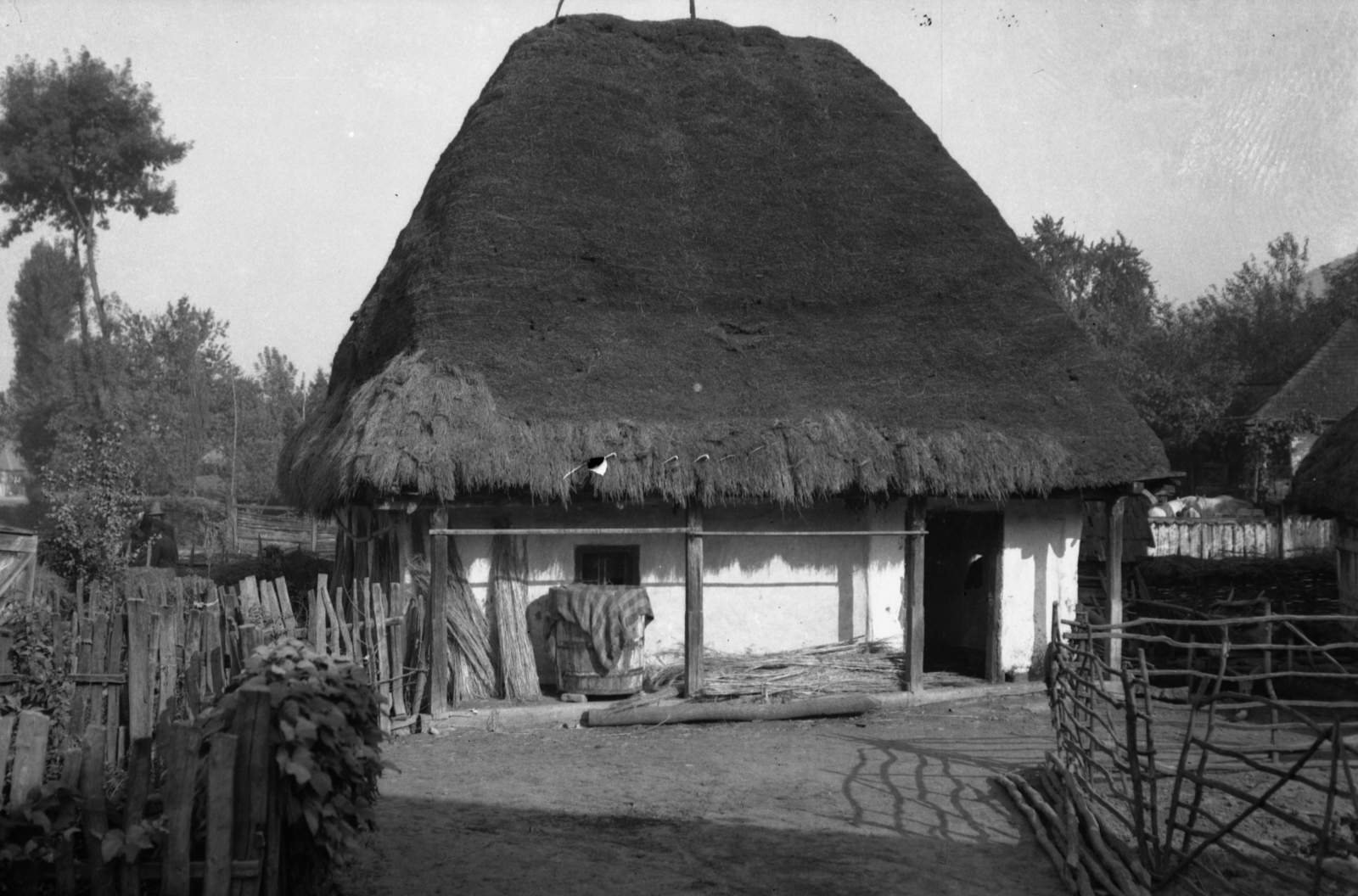 Romania,Transylvania, Észak-Erdély., 1940, Kókány Jenő, village, thatch roof, lath fence, thatched roof, farmhouse, farm, Fortepan #107727