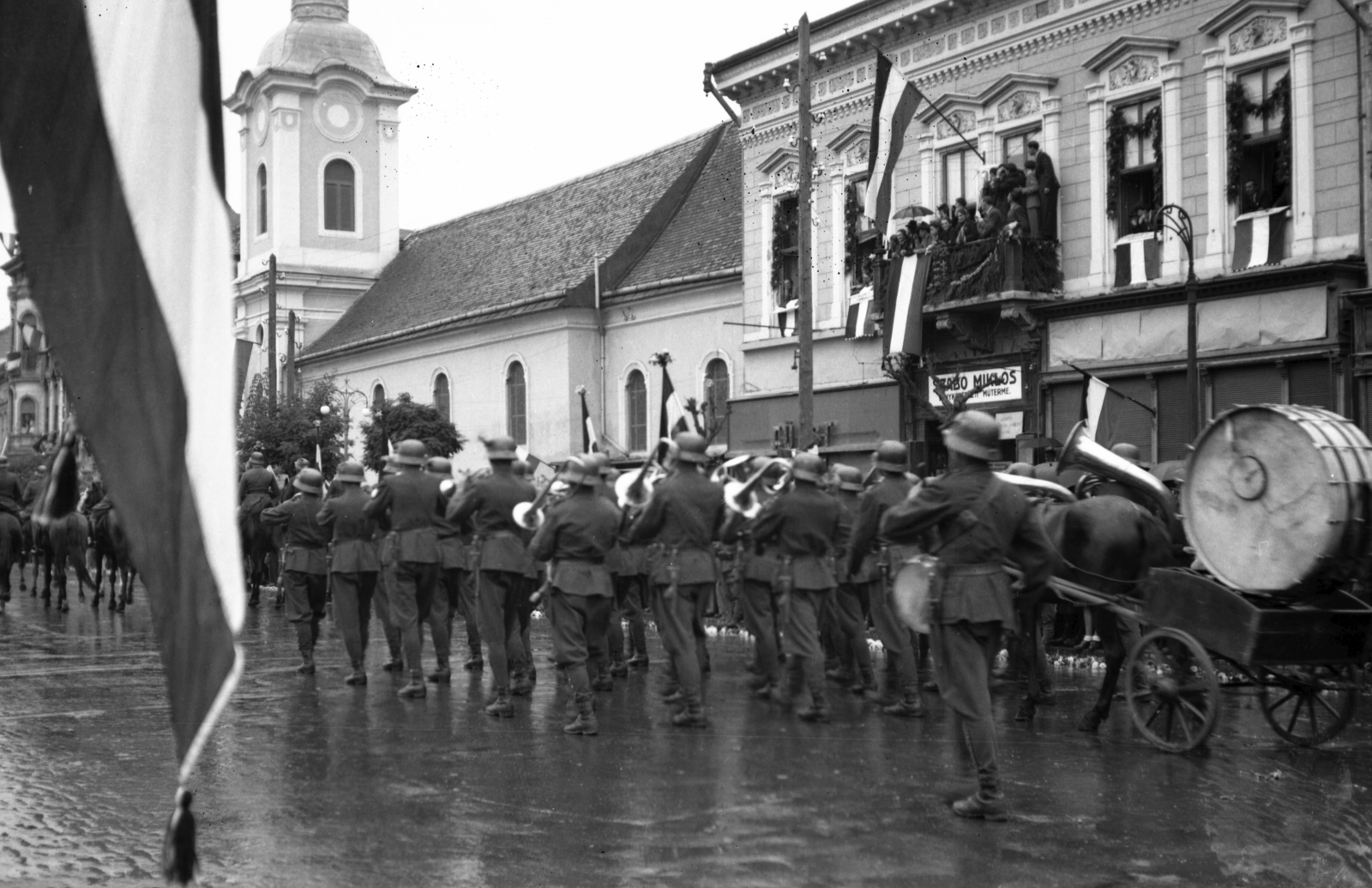 Románia,Erdély, Marosvásárhely, Rózsák tere (Piata Trandafirilor, ekkor Széchenyi tér), szemben a ferences barátok temploma. A felvétel 1940. szeptember 16-án a kormányzói fogadó ünnepségen készült a magyar csapatok bevonulása idején., 1940, Kókány Jenő, területgyarapodás, katonazenekar, barokk-stílus, katolikus, Ferences rend, Fortepan #107728