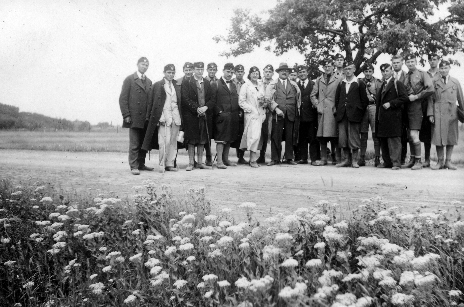 Hungary, balassagyarmati gimnazisták kiránduláson., 1933, Mészöly Leonóra, tableau, flower, girl, teacher, meadow, Fortepan #10773