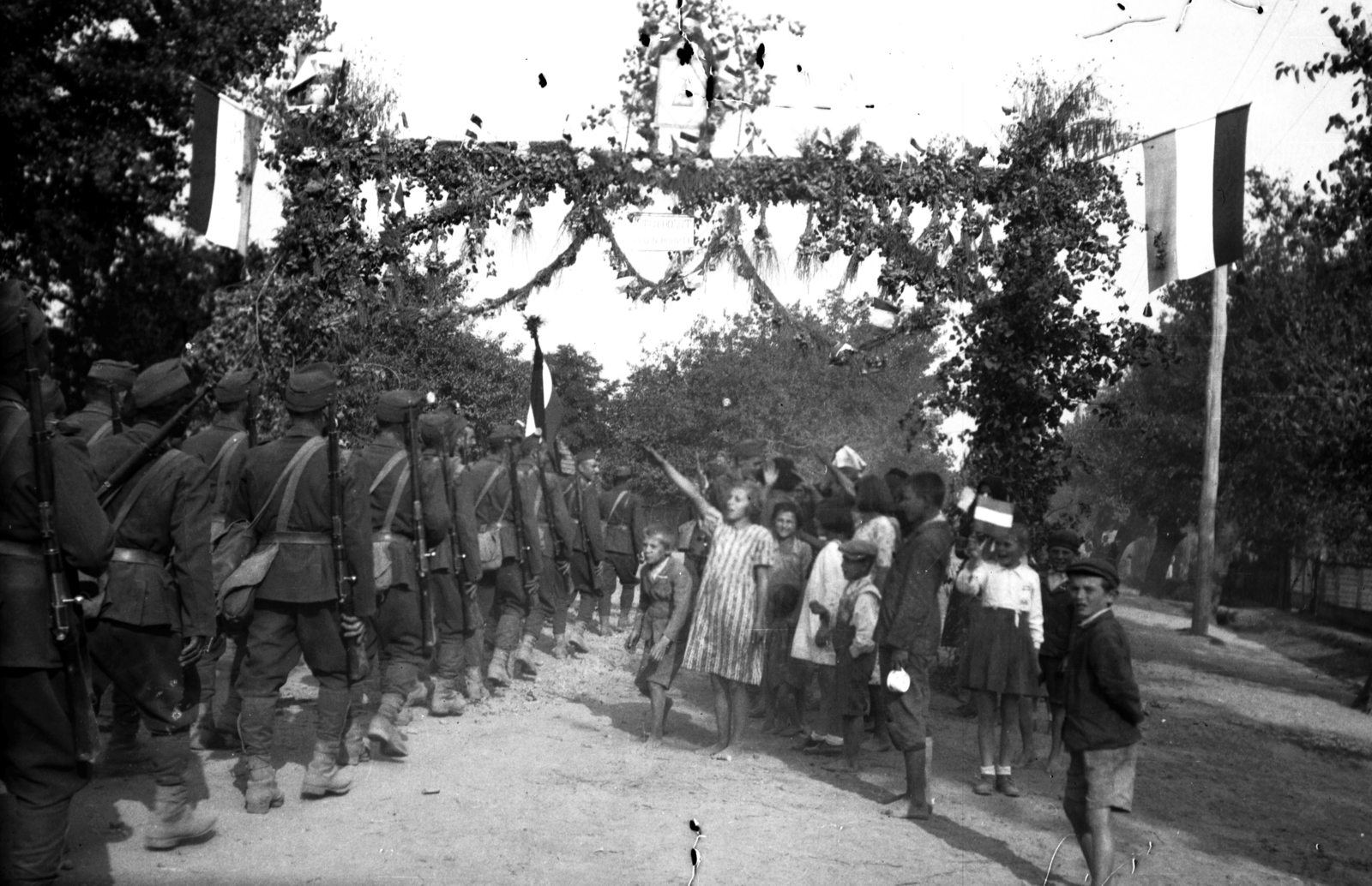 Romania,Transylvania, Észak-Erdély. A felvétel a magyar csapatok bevonulása idején készült., 1940, Kókány Jenő, flag, kids, soldier, gesture, gun, triumphal arc, Fortepan #107732