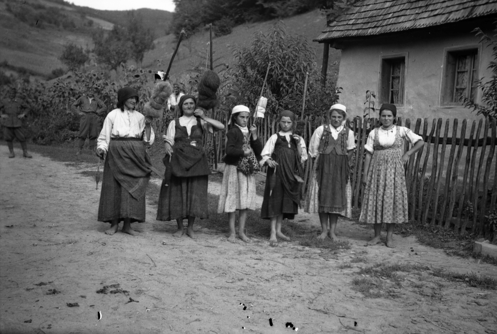 Romania,Transylvania, Ciklámen utca a Hermina út felől, szemben az Erzsébet királyné útja 2/c számú sarokház., 1940, Kókány Jenő, village, tableau, women, lath fence, sunflower, distaff, Fortepan #107737