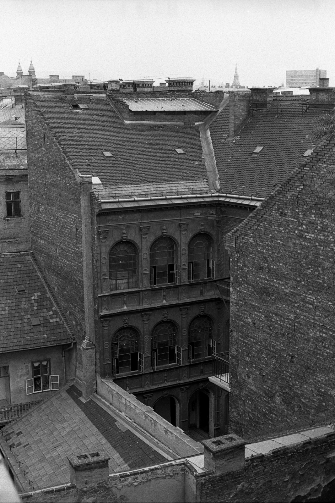 Hungary, Budapest VIII., Reviczky utca 3. (később a Fővárosi Szabó Ervin Könyvtár Központi Könyvtárának része)., 1981, Makovecz Benjamin, Budapest, window, Fortepan #107746