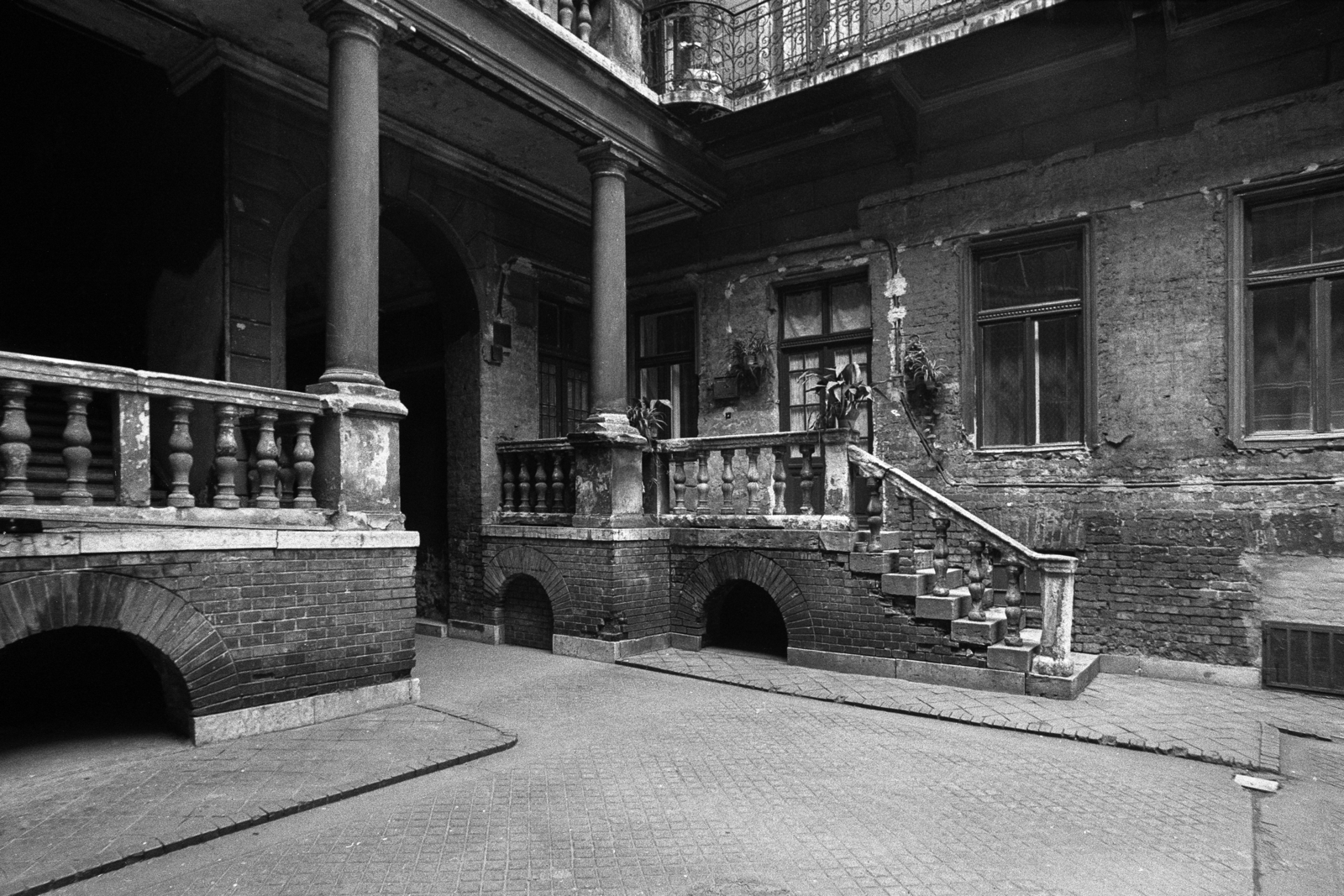 1981, Makovecz Benjamin, railing, tenement house, stairs, pillar, inner courtyard, balustrade, Fortepan #107753