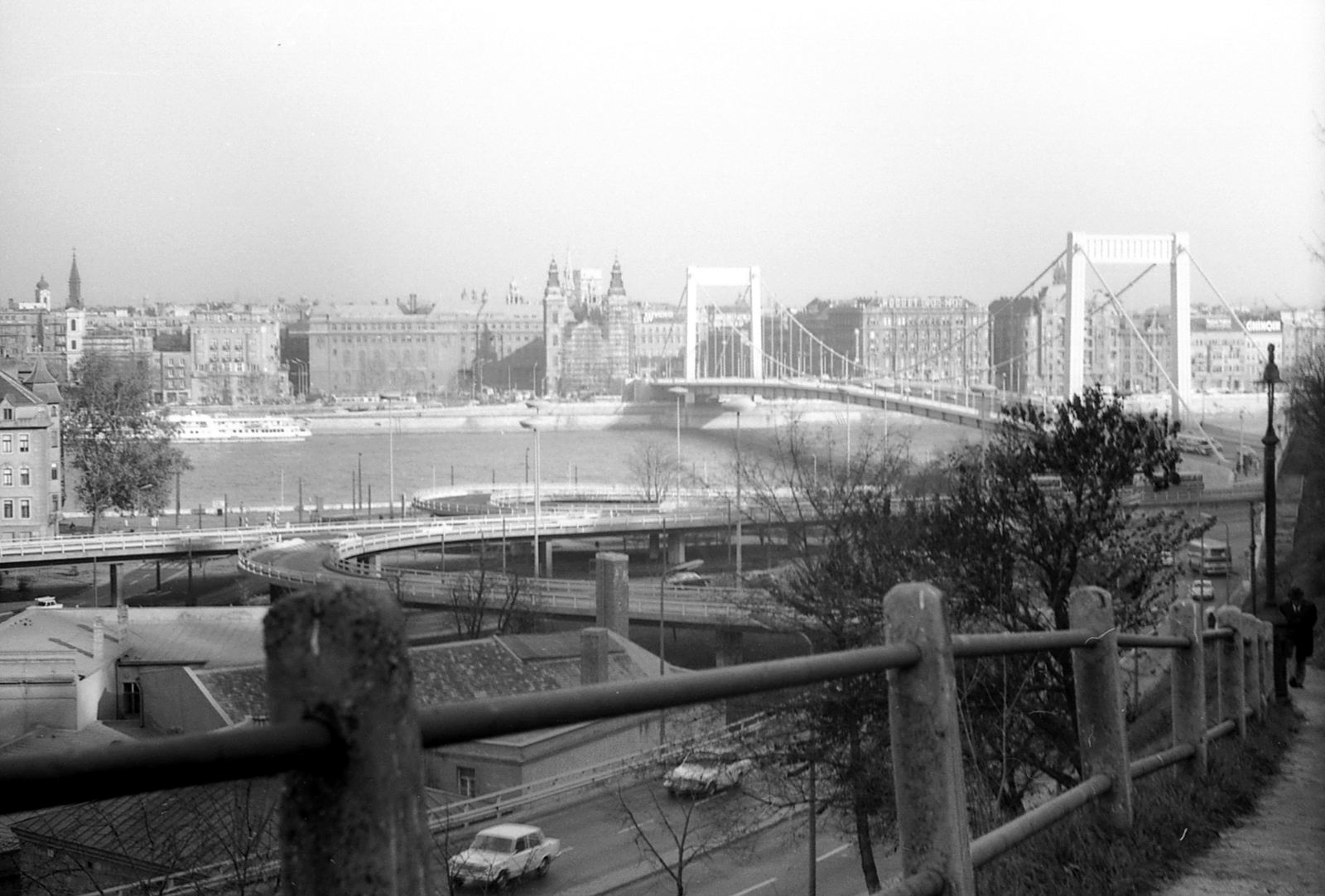 Hungary, Budapest I., Erzsébet híd a Gellérthegy északi lejtőjéről fényképezve., 1972, Mészöly Leonóra, bridge, Danube, Budapest, Duna-bridge, Pál Sávoly-design, Fortepan #10776