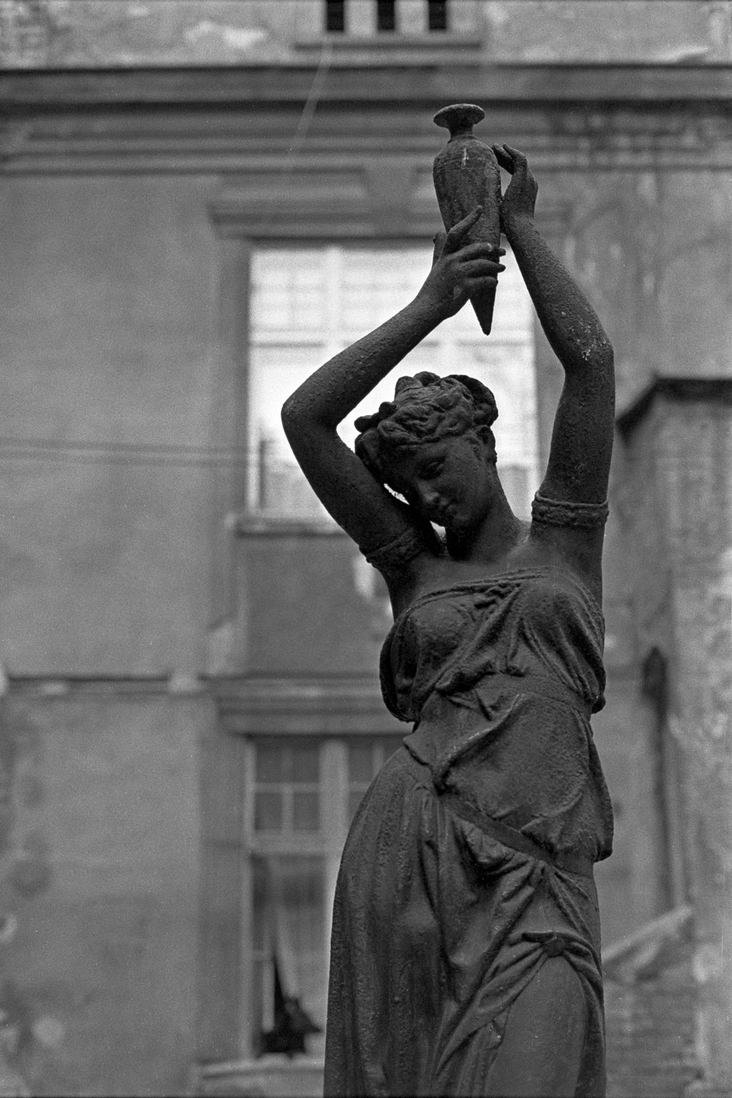 Hungary, Budapest VII., Damjanich utca 3., Vörösmarty Ilona-díszkút, Antoine Durenne alkotása., 1981, Makovecz Benjamin, monument, sculpture, Fountain, Budapest, inner courtyard, amphora, female figure, Fortepan #107771