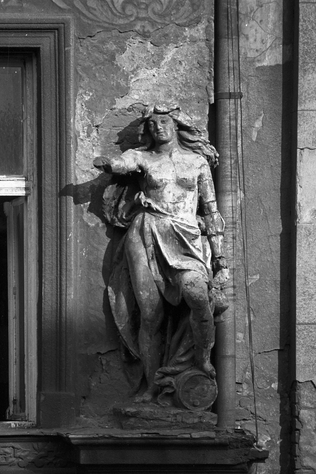 Magyarország, Budapest VI., Eötvös utca 33., épületszobor a ház homlokzatán., 1981, Makovecz Benjamin, szobor, Budapest, sgrafittó, épületszobor, sérült műtárgy, Fortepan #107777