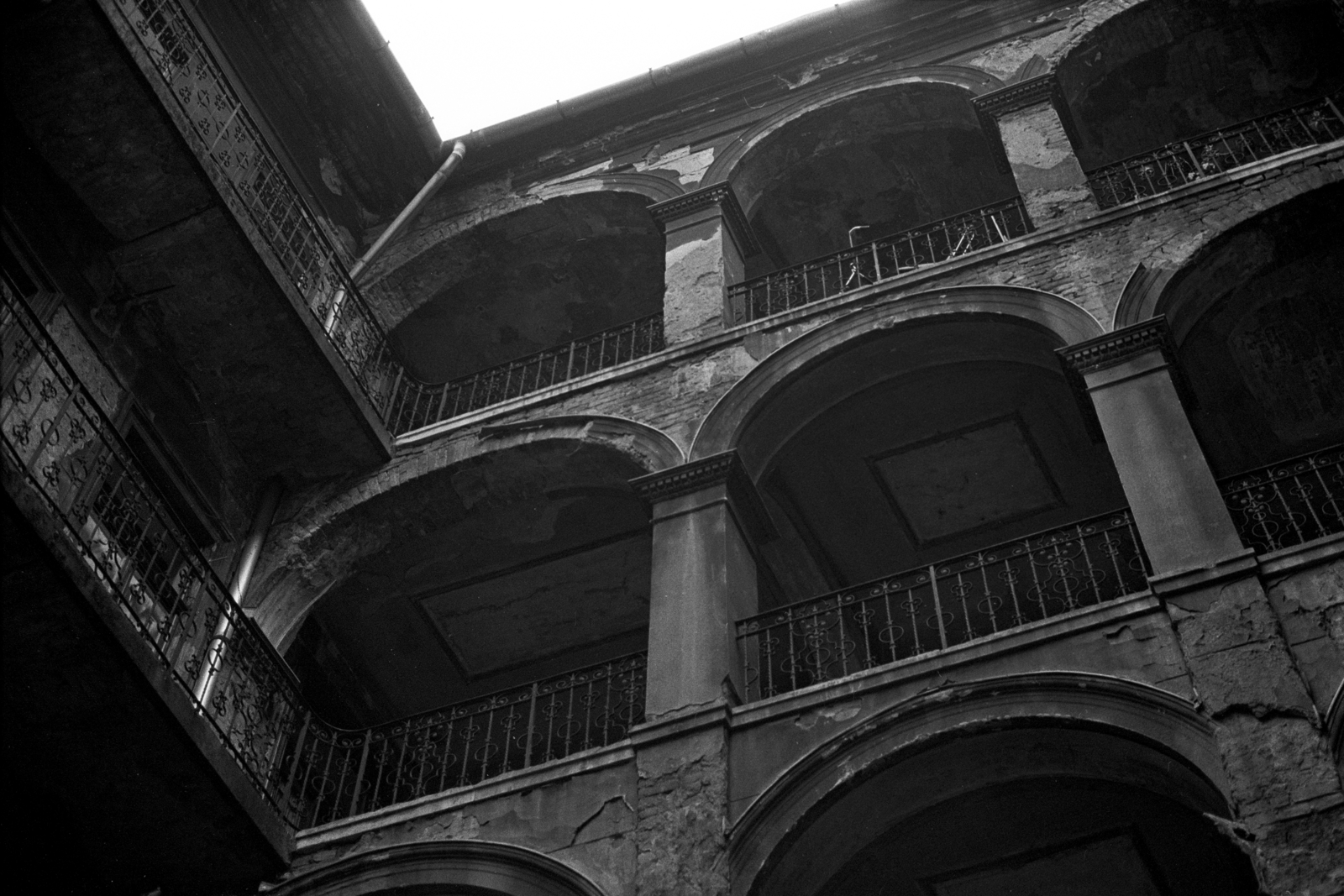 Hungary, Budapest VI., Eötvös utca 33., 1981, Makovecz Benjamin, courtyard balcony, railing, tenement house, arch, Budapest, Fortepan #107781