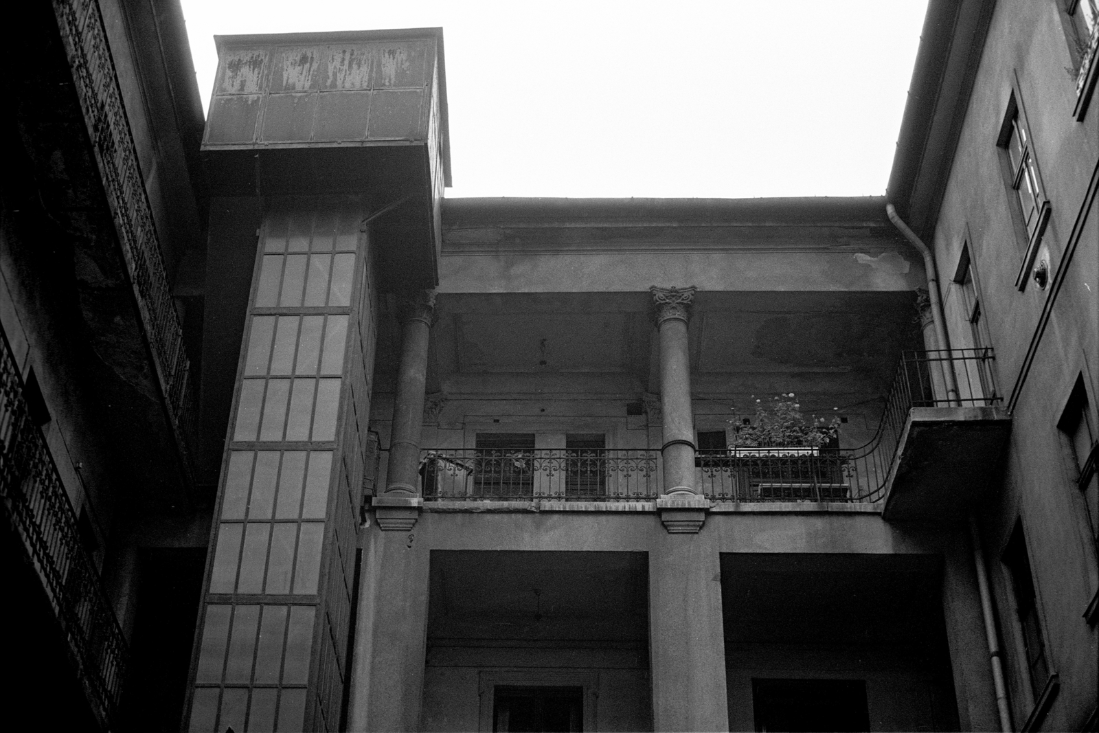 Hungary, Budapest VI., Teréz körút 41. (Lenin körút 95.)., 1981, Makovecz Benjamin, courtyard balcony, pillar, escalator, Corinthian columns, Budapest, Fortepan #107783