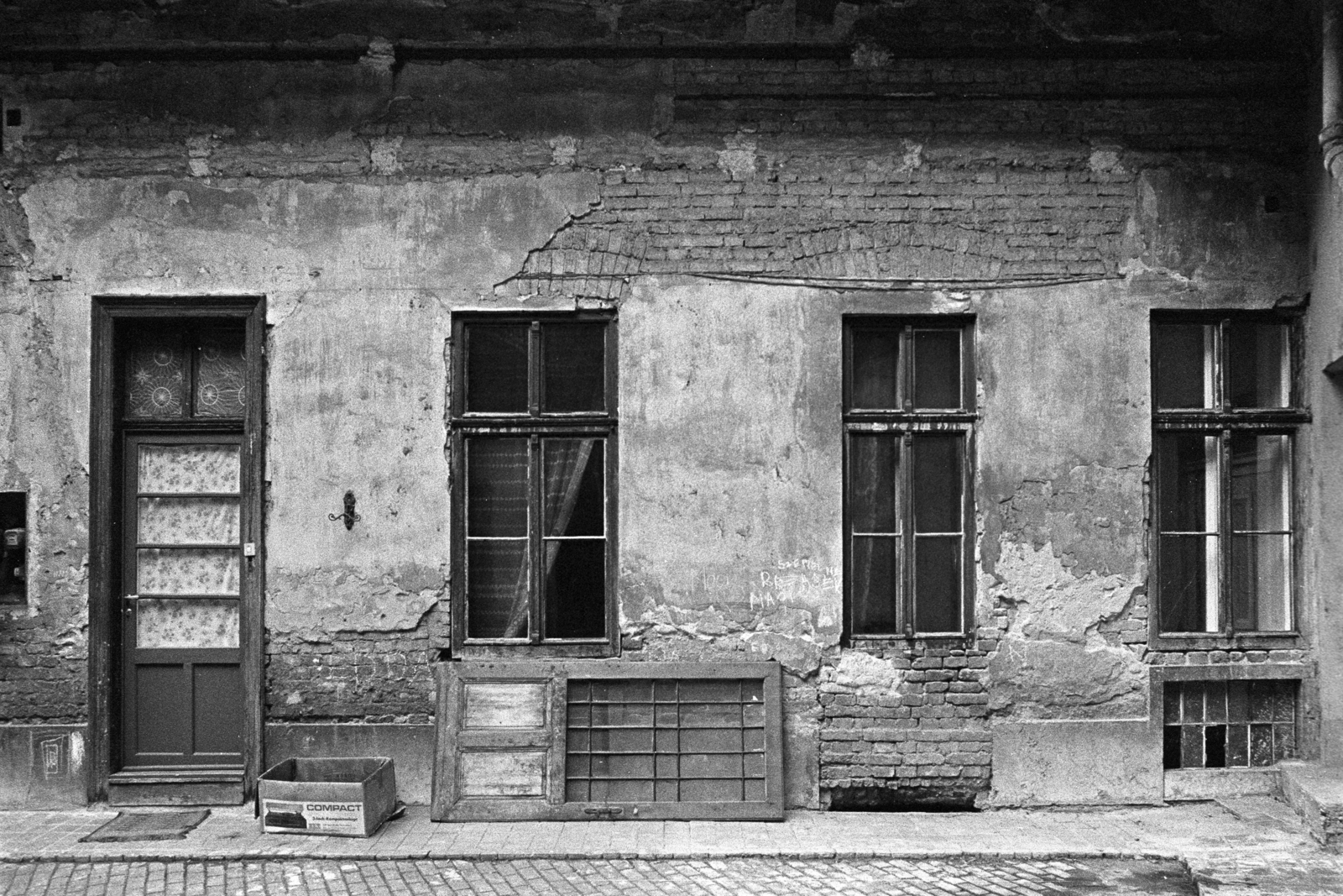 Magyarország, Budapest XII., Krisztina körút 23., 1982, Makovecz Benjamin, Budapest, ablak, ajtó, belső udvar, Fortepan #107794