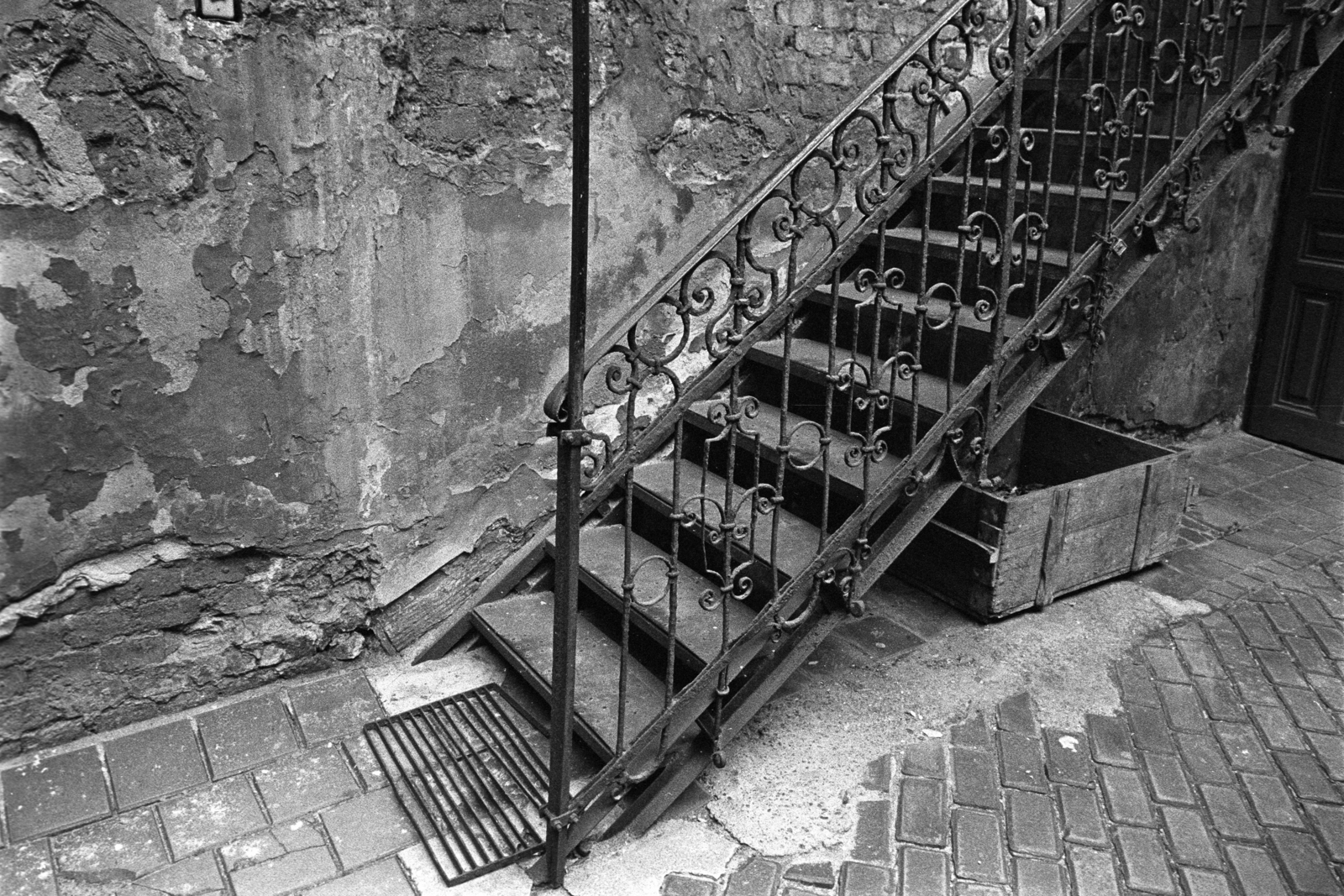 Hungary, Budapest VI., a felvétel az Eötvös utca 21. számú ház udvarában készült., 1981, Makovecz Benjamin, stairs, Budapest, Fortepan #107800