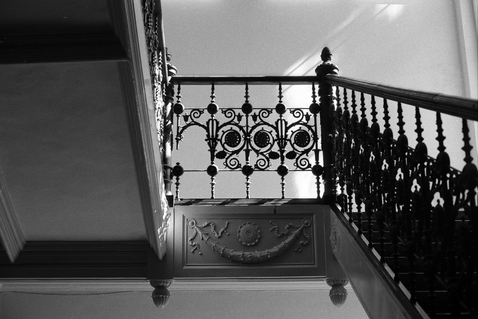 Hungary, Budapest VI., Andrássy út (Népköztársaság útja) 69-71., Magyar Képzőművészeti Főiskola (később Magyar Képzőművészeti Egyetem)., 1981, Makovecz Benjamin, railing, Budapest, Fortepan #107801