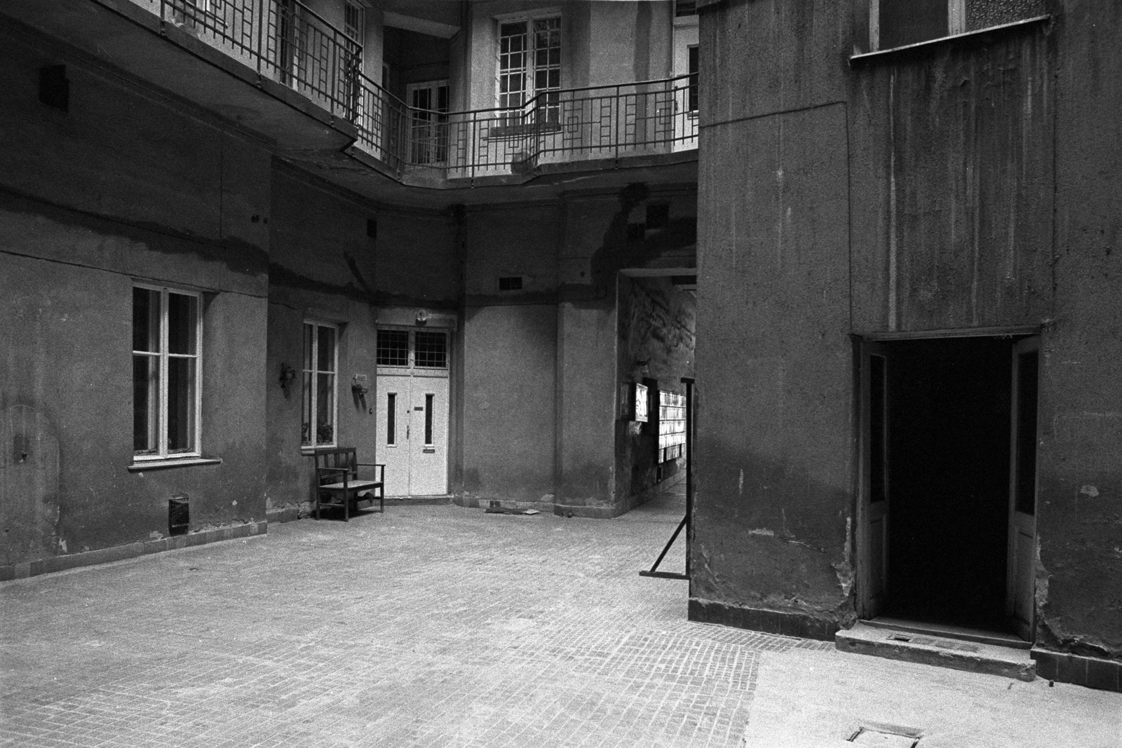 1981, Makovecz Benjamin, courtyard balcony, tenement house, inner courtyard, Fortepan #107804