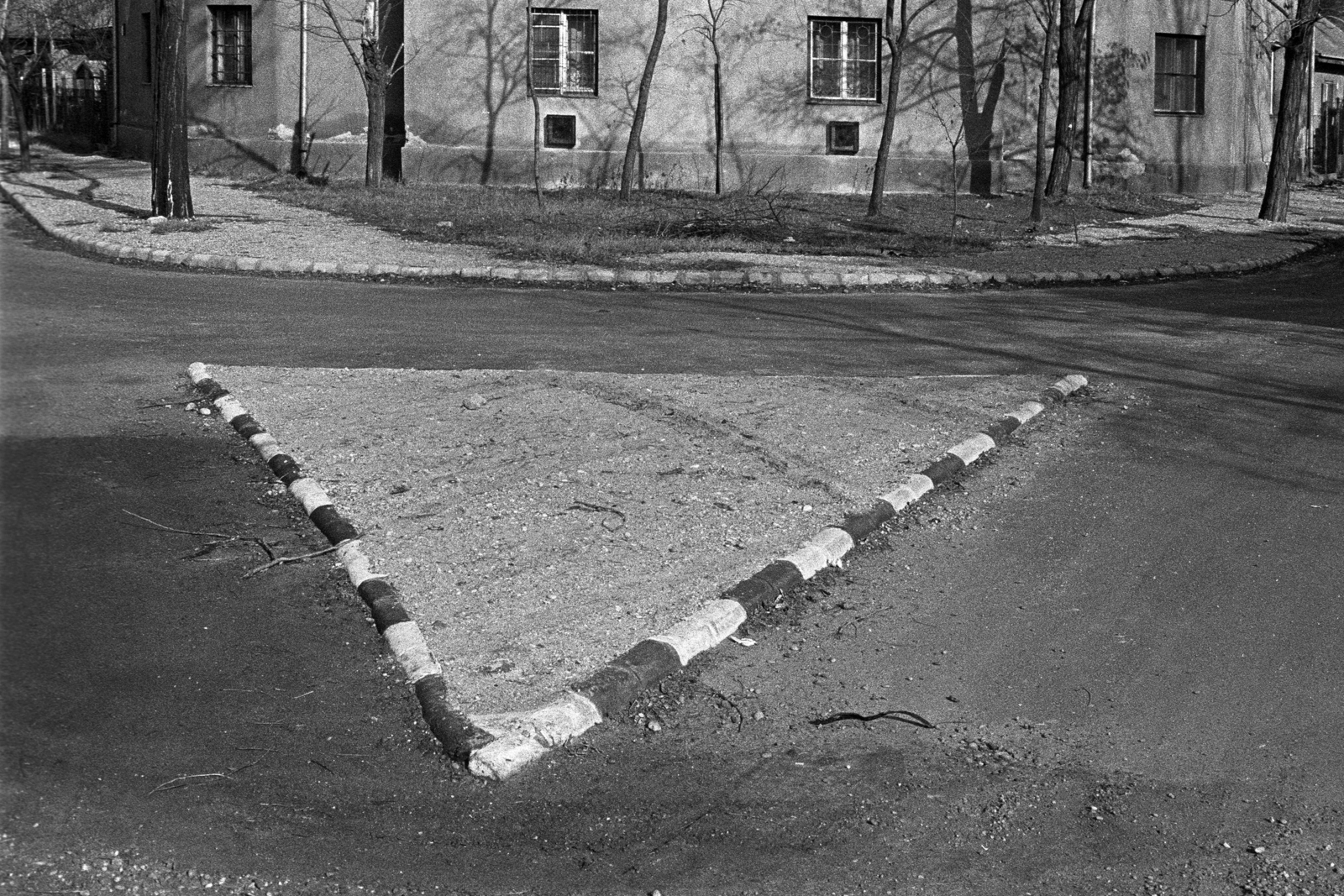 Hungary, Budapest XIX., Wekerletelep, Aba utca - Botond utca sarok., 1981, Makovecz Benjamin, Budapest, safety island, Best of, Fortepan #107805