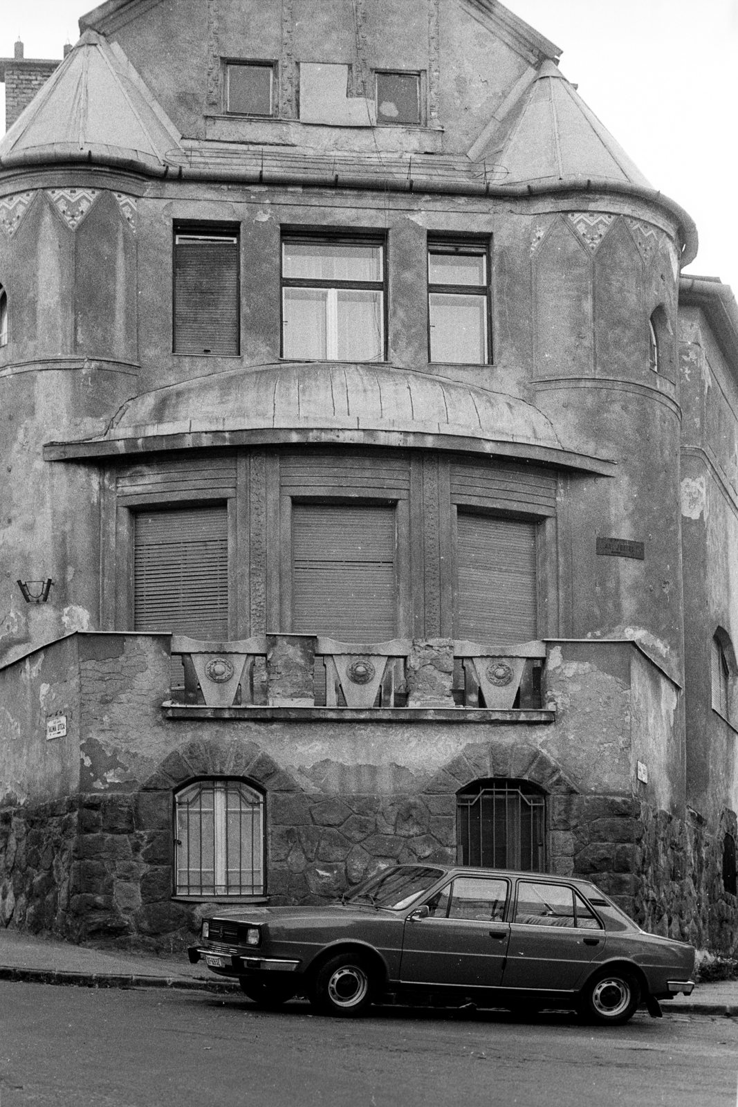Magyarország, Budapest XII., Alma utca - Gaál József út sarok., 1982, Makovecz Benjamin, csehszlovák gyártmány, Skoda-márka, automobil, Skoda 120, Budapest, Best of, Fortepan #107806