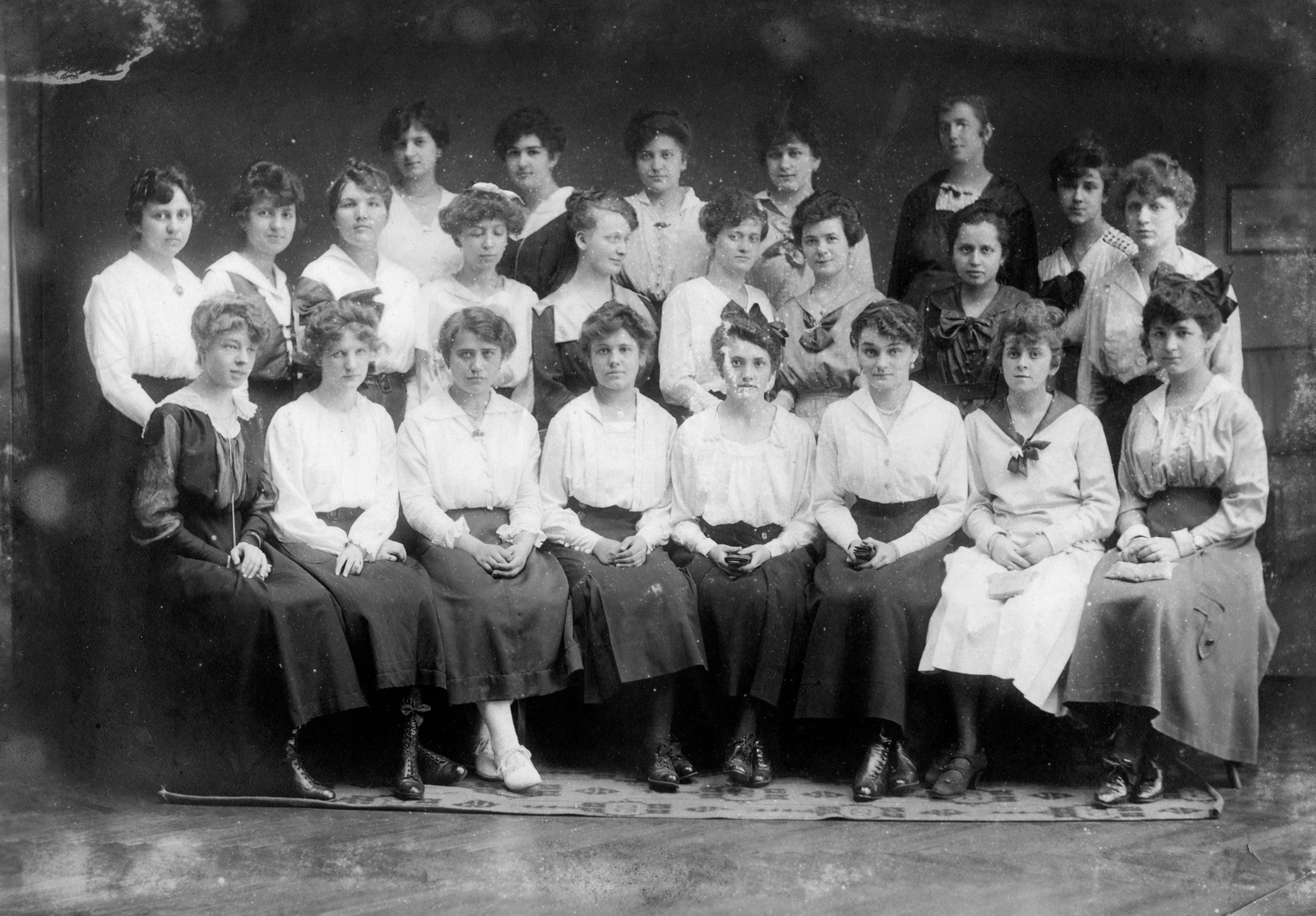 Magyarország, Budapest IX., Török Pál utca, a Székesfővárosi Iparrajziskola (később Képző- és Iparművészeti Szakközépiskola) növendékei., 1917, Mészöly Leonóra, csoportkép, lányiskola, lány, Budapest, Fortepan #10781