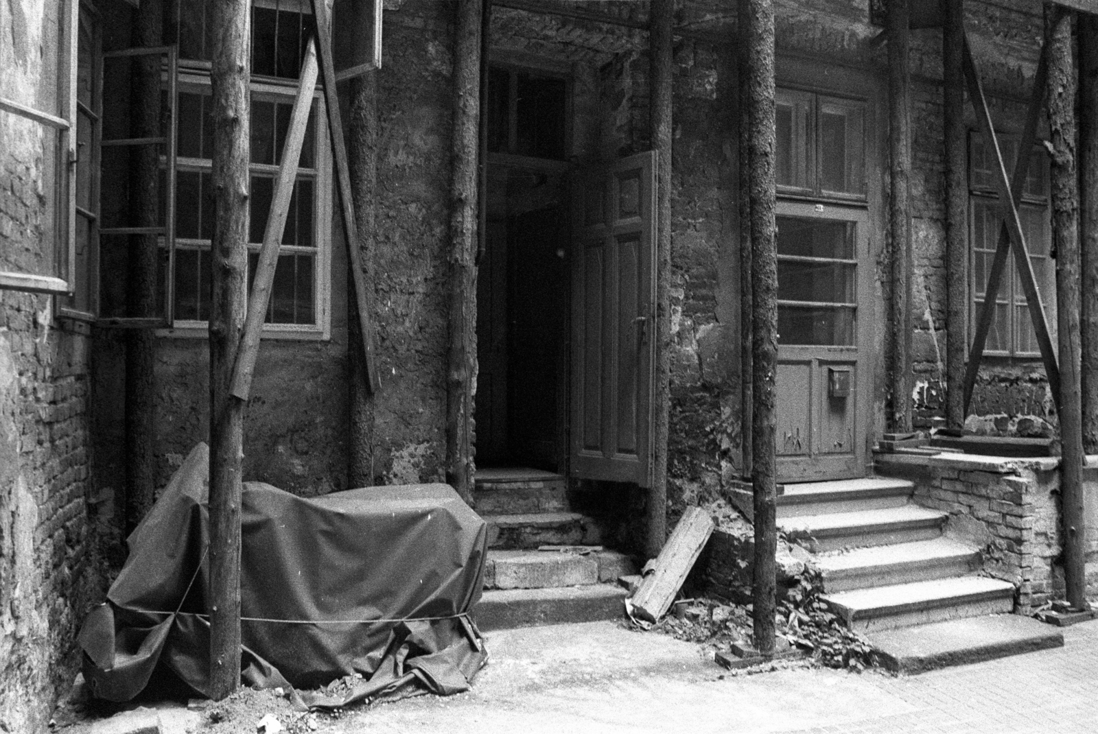 Hungary, Budapest V., Váci utca 76., a felvétel a ház udvarán készült., 1981, Makovecz Benjamin, motorcycle, stairs, scaffolding, Budapest, inner courtyard, Fortepan #107828