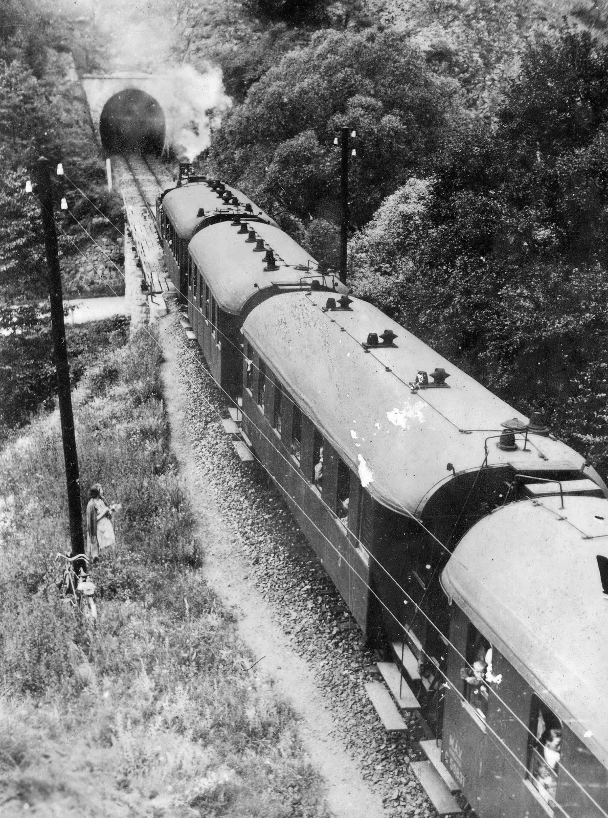 Magyarország, Szarvaskő, vasúti híd a 25. számú főút felett és a szarvaskői alagút az Eger - Putnok vasútvonalon., 1942, Mészöly Leonóra, gőzmozdony, MÁV, vasút, alagút, légvezeték, Fortepan #10783